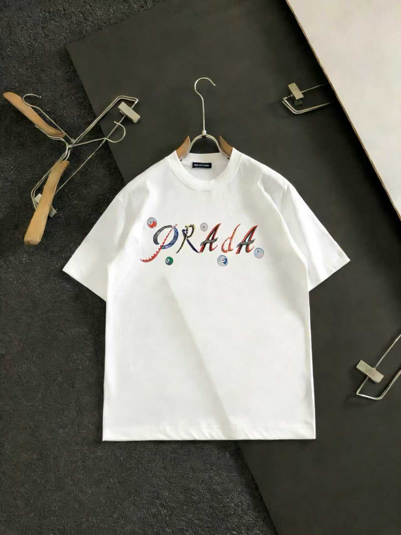P90 "𝙉𝙚𝙬♈️ PRADA" 🏖 25 nueva camiseta de manga corta de primavera y verano con logo de letra impreso en el pecho, c…