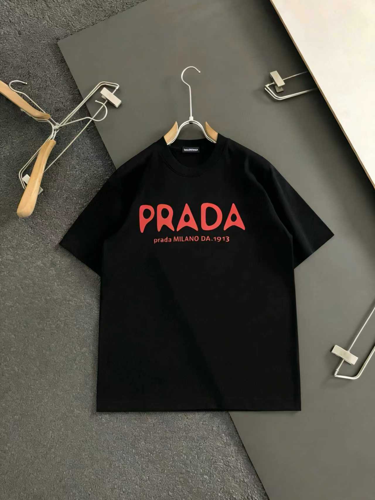 P90 "𝙉𝙚𝙬♈️ PRADA" 🏖Nueva camiseta de manga corta Prada 25SS con estampado del logo de letras en el pecho, confeccio…