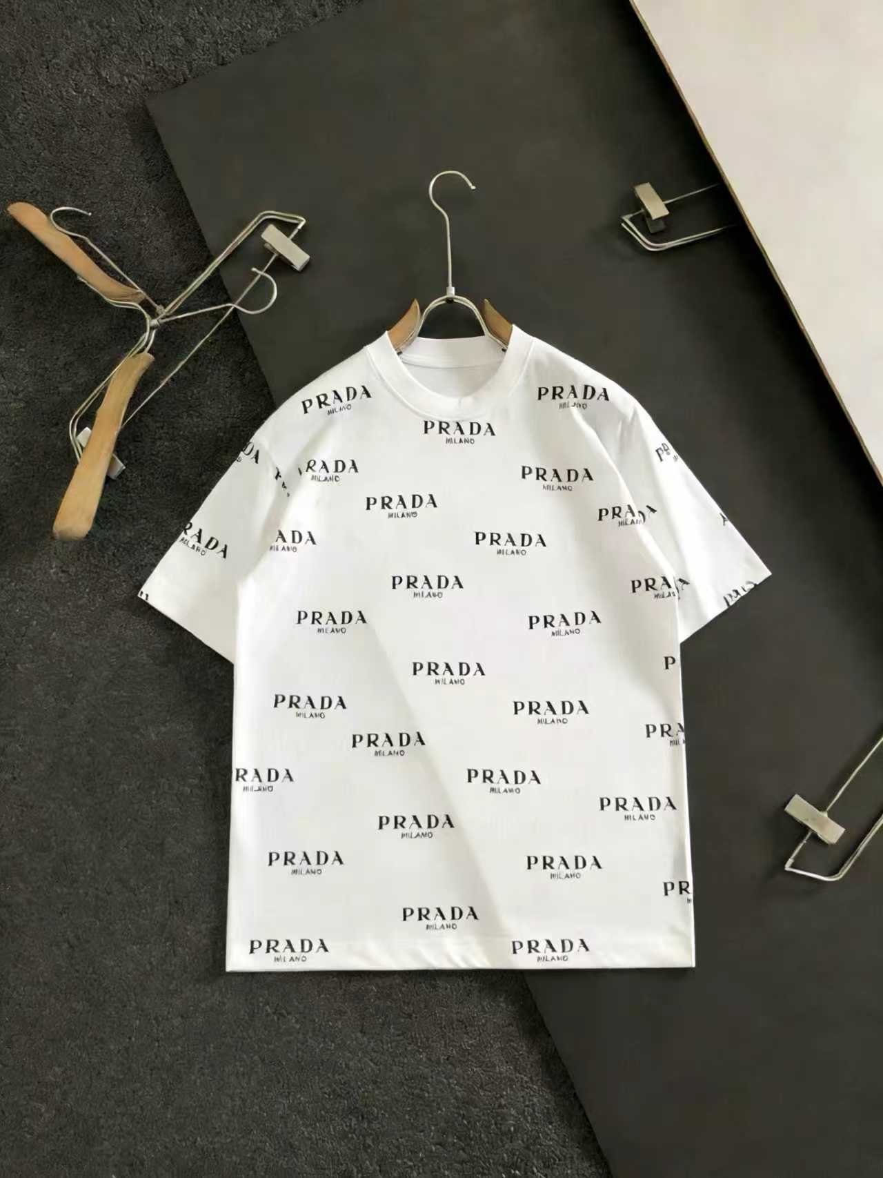 P90 "𝙉𝙚𝙬♈️ PRADA" 🏖Camiseta de manga corta con estampado del nuevo logotipo de letra Prada 25SS, confeccionada con …
