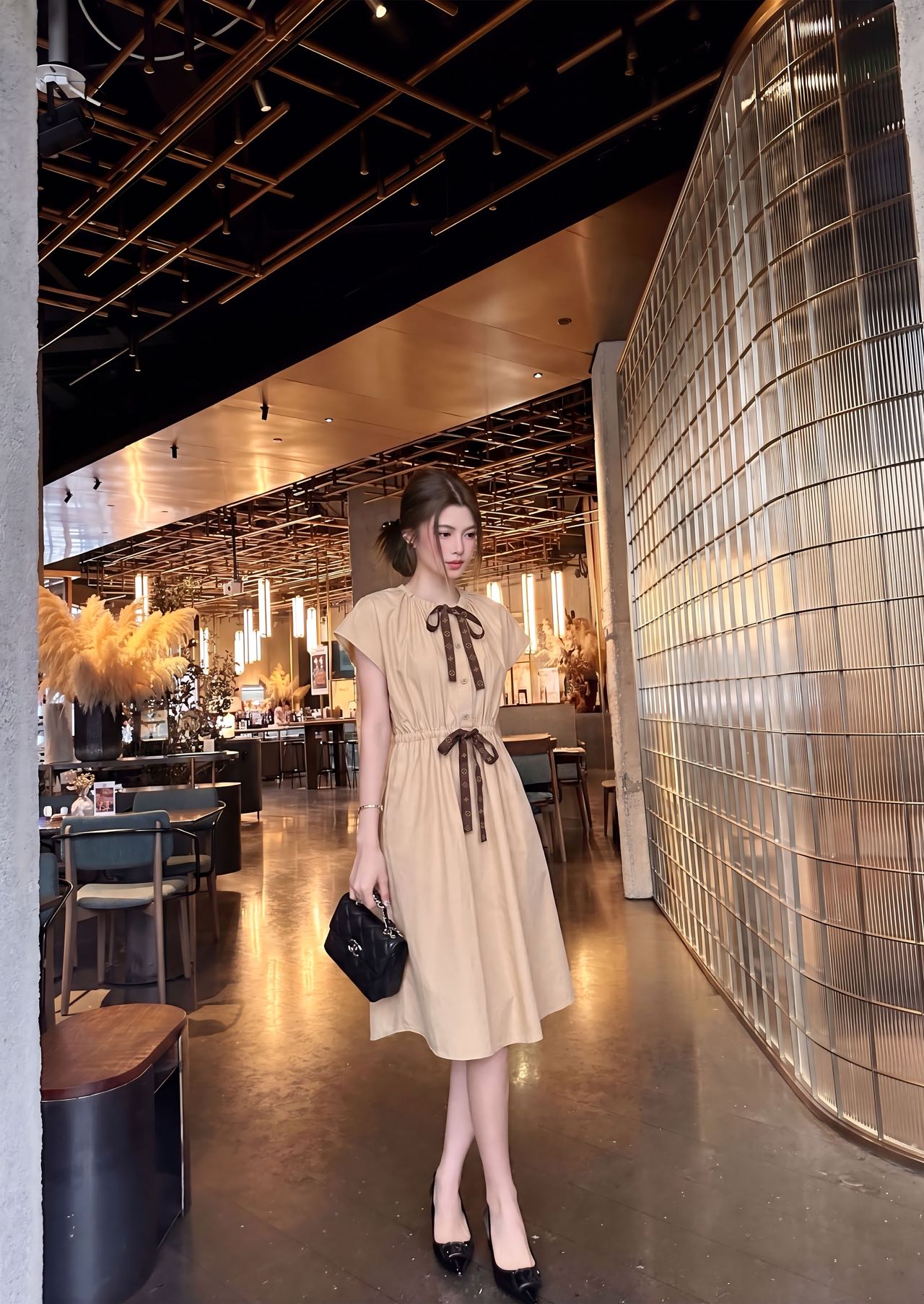 NO:839413,Louis Vuitto*2026 new arrivals presbyopia lace-up waist dress customized with YB imported twill cotton material. Soft texture, skin-friendly, breathable and comfortable. Gentle apricot color, refreshing and age-reducing. The neckline and waist are embellished with the iconic four-leaf clover letter ribbon, free-knotting design. Highlighting the brand tone. The half-brack button adjustment is combined with the elastic waist to outline the graceful figure. The A-line hem is cut with a large hem, adding a sense of retro sophistication. Capable and intellectual, covering the flesh and making you slim.  Smart and elegant, fabric and accessories development, round neck short-sleeved dress tailoring, refreshing and advanced for daily commuting or dating, with French elegance, high version, Louis Vuitton, skirts, T-shirt,19860909Louis Vuitto*2026新品上架老花系带收腰连衣裙定制YB进口斜纹全棉材质 质地柔软亲肤 透气舒适 温柔米杏色调 清爽减龄 领口与腰部点缀标志性四叶草字母丝带自由系结设计 彰显品牌调性半开襟纽扣调节配合腰部松紧收腰勾勒曼妙身姿下摆A字大摆裁剪处理 增添复古精致感 干练知性遮肉显瘦 灵动飘逸 面辅料开发 圆领短袖连衣裙剪裁 日常通勤还是约会穿搭清爽高级 自带法式优雅气质 高版本,,louis vuitton,skirts,T-shirt,,Women's clothing