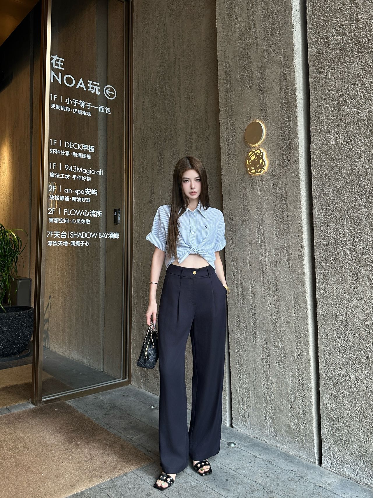NO:839438,Chane*2026 new arrival wide-leg trousers with letter logo customized YB imported material soft and smooth texture double C letter logo decoration on the back to highlight the brand tone wide-leg version cut to hide the flesh and make you look slimmer Highly recognizable Instantly improve the overall sophistication Development of fabric accessories High-waisted buttoned trousers cut perfectly modify the leg line elongate the body proportions daily paired with short T-shirts or small vests refreshing and high-end with big-brand temperament high version 2 colors 36 38  40,,chanel,tees,t-shirt,19860909Chane*2026新品上架字母徽标阔腿长裤定制YB进口材质 质地柔软顺滑 后臀点缀双C字母徽标装饰 彰显品牌调性 阔腿版型裁剪藏肉显瘦 辨识度极高 瞬间提升整体精致度 面辅料开发 高腰系扣长裤版型剪裁 完美修饰腿部线条 拉长身材比例 日常搭配短款T恤或小背心清爽高级 自带大牌气质 高版本2色36 38 40,,chanel,tees，t-shirt,,Women's clothing