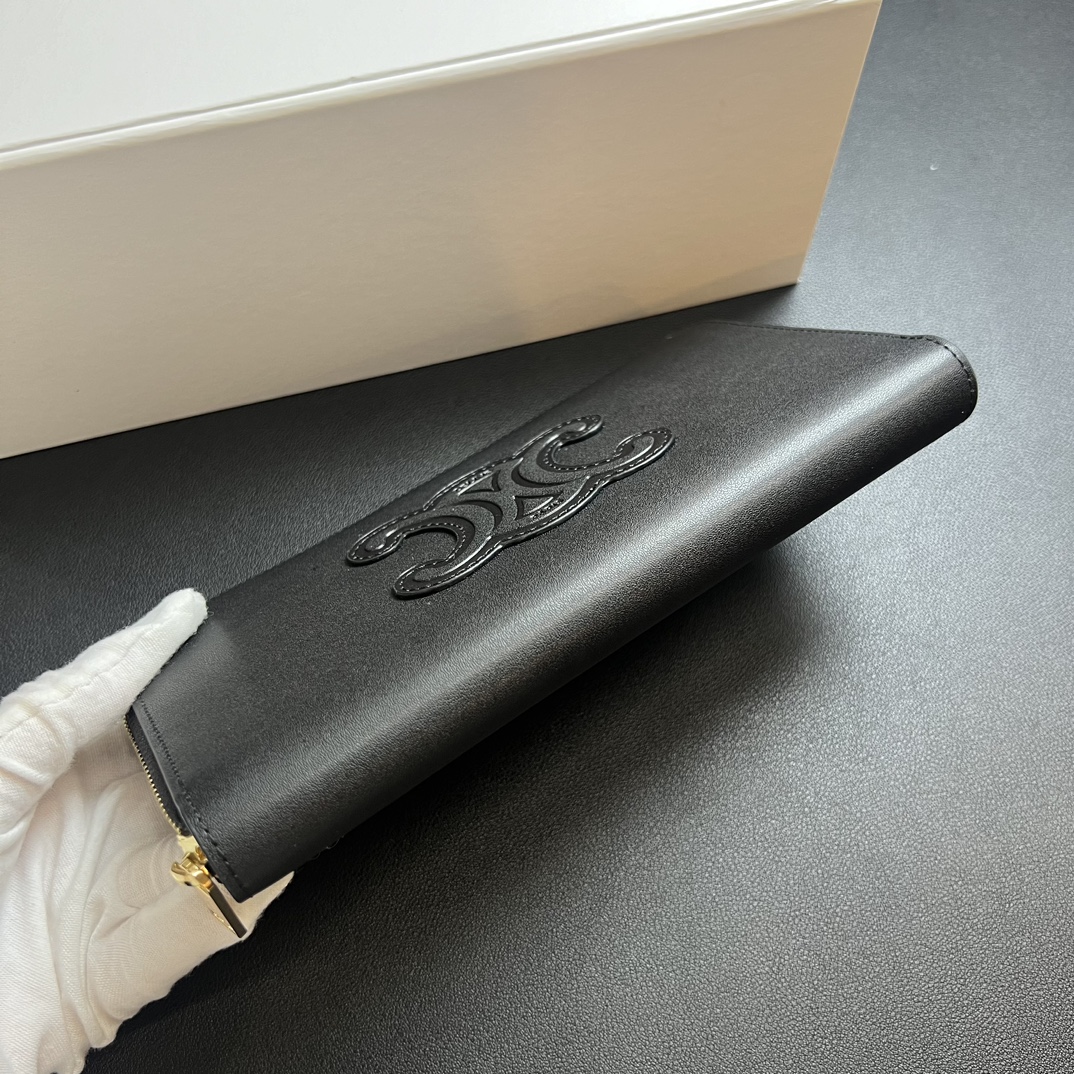 💰150
💎 升级原版 🇫🇷 𝗖𝗘𝗟𝗜𝗡𝗘  
CELINE 二层牛皮 非超迁  原单工厂出品 💎 
TRIOMPHE CUIR 大号拉链钱夹（ 黑色 ） ❤️
光滑小牛皮材质，小牛皮衬里，拉链封口，一个拉链硬币袋，12个信用卡槽，两个角撑隔层，两个扁平口袋。款号： 10K543D  尺寸：19x10x1 