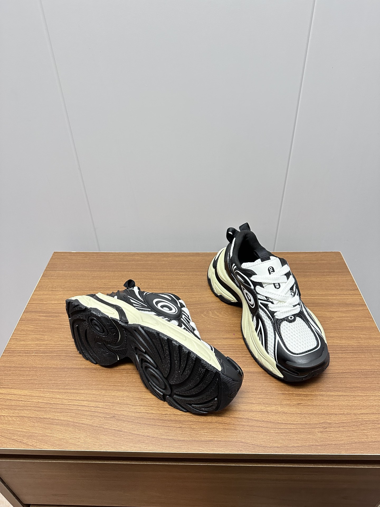 “Old Order Turbo GT Sneakers: P800 Factory Design with TPU-Leather Mix” - 图片 3