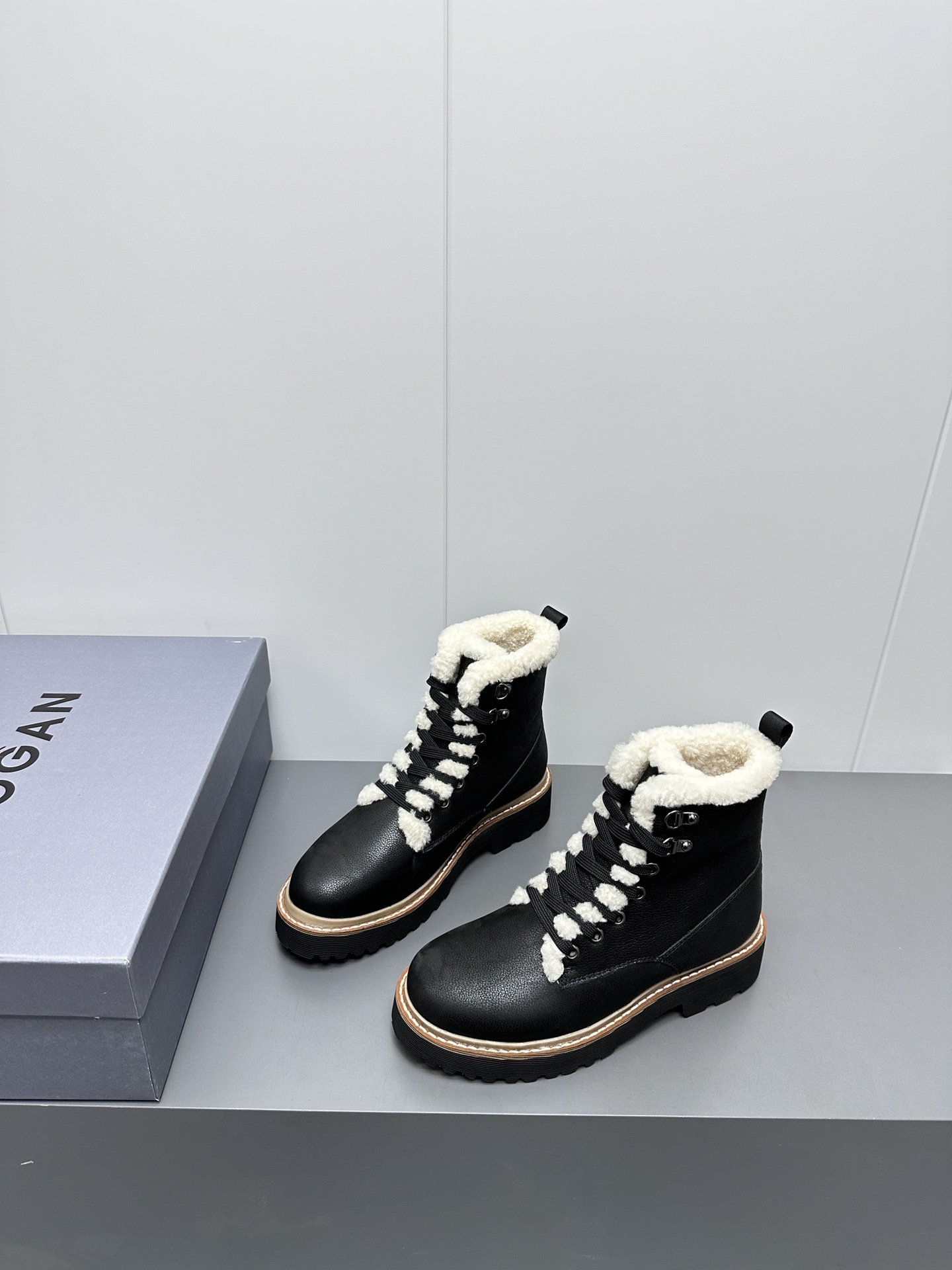 2023 Hogan Combat Winter Boots Collection: Thick Soles, Wool Details, Warm and Stylish