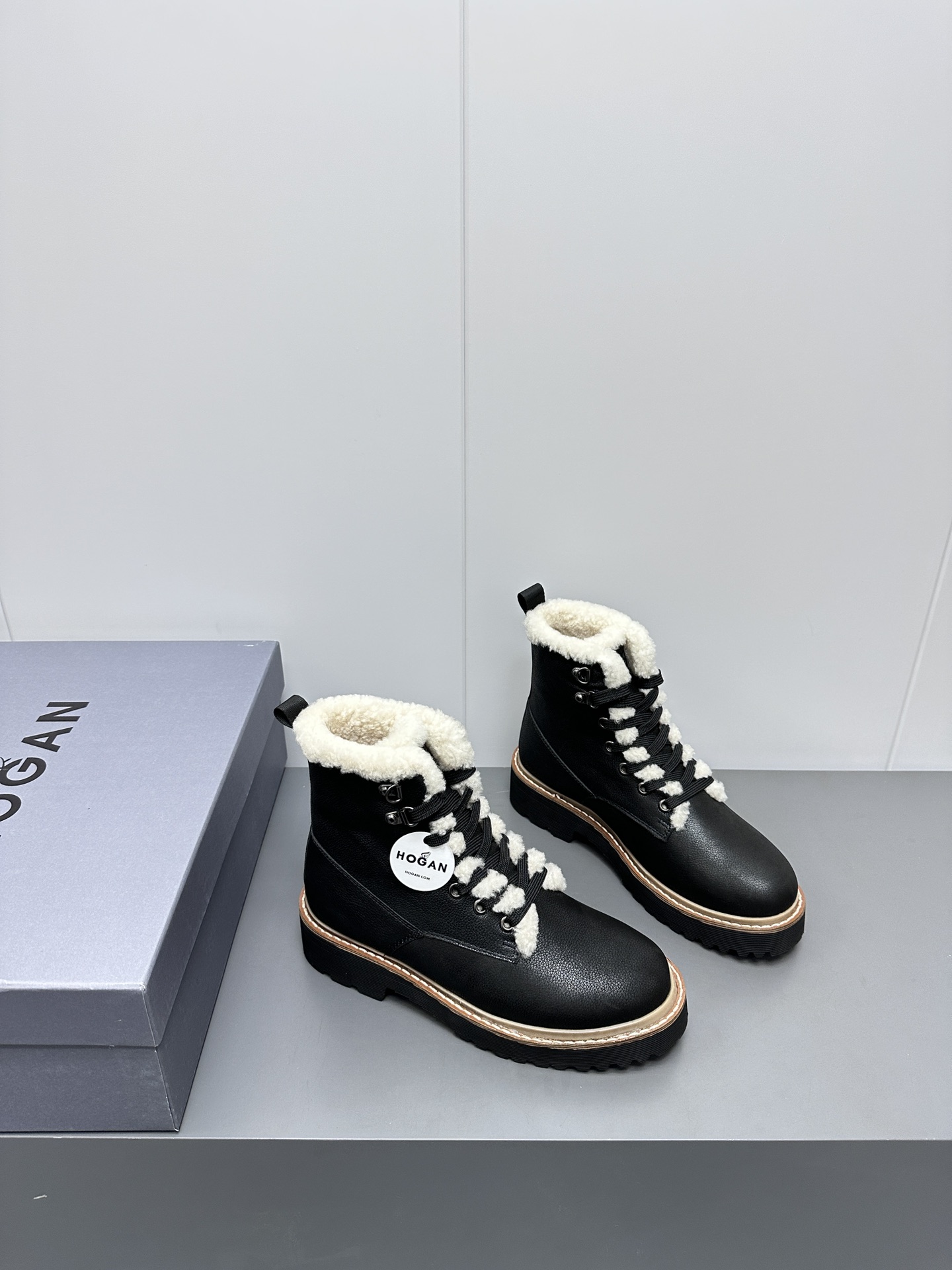 2023 Hogan Combat Winter Boots Collection: Thick Soles, Wool Details, Warm and Stylish - 图片 2