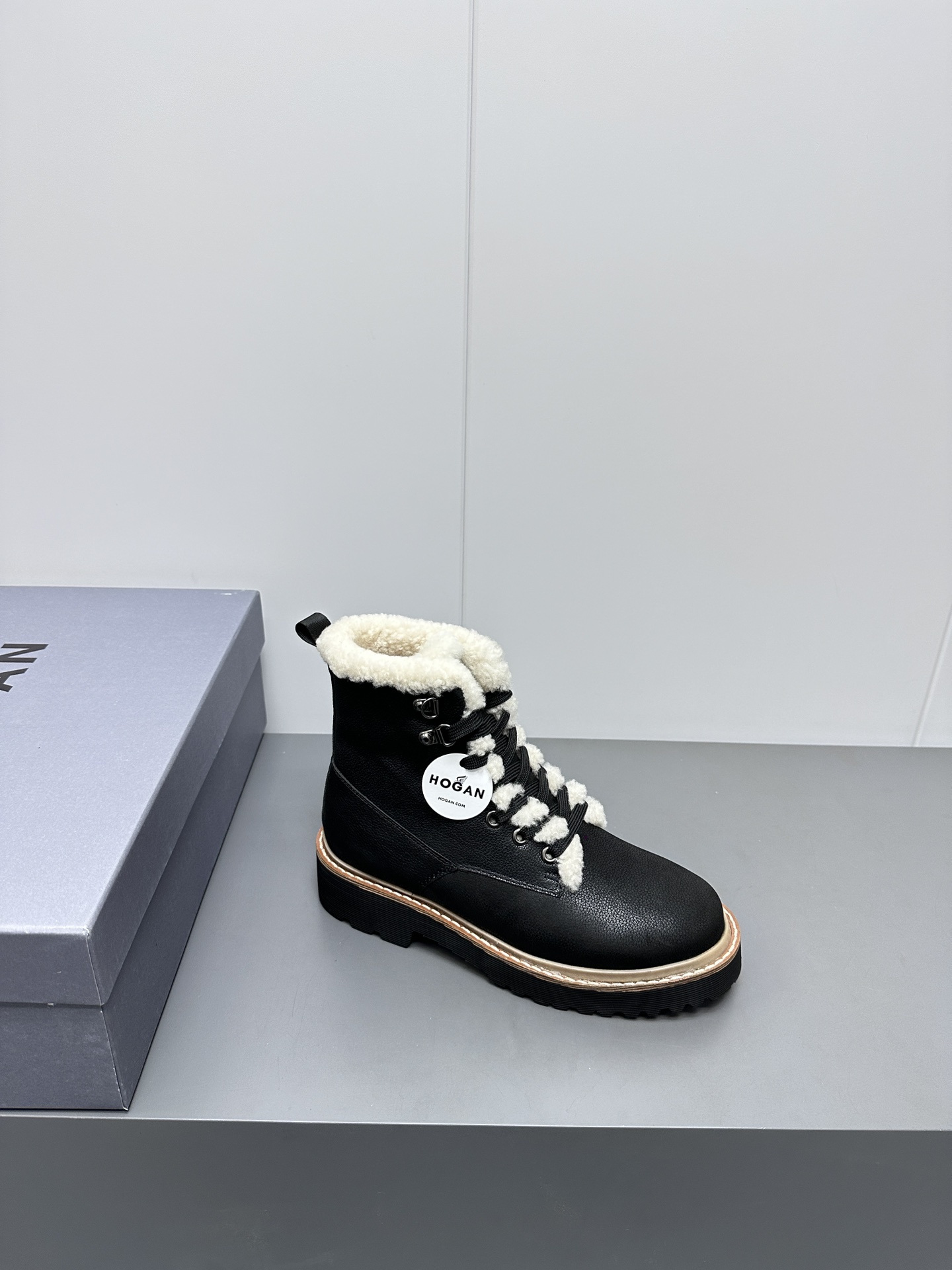 2023 Hogan Combat Winter Boots Collection: Thick Soles, Wool Details, Warm and Stylish - 图片 6