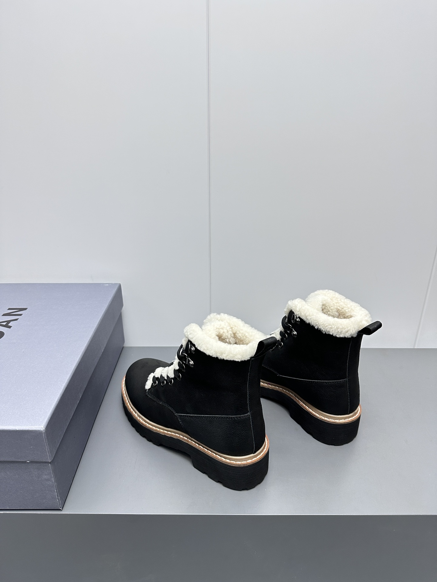 2023 Hogan Combat Winter Boots Collection: Thick Soles, Wool Details, Warm and Stylish - 图片 5