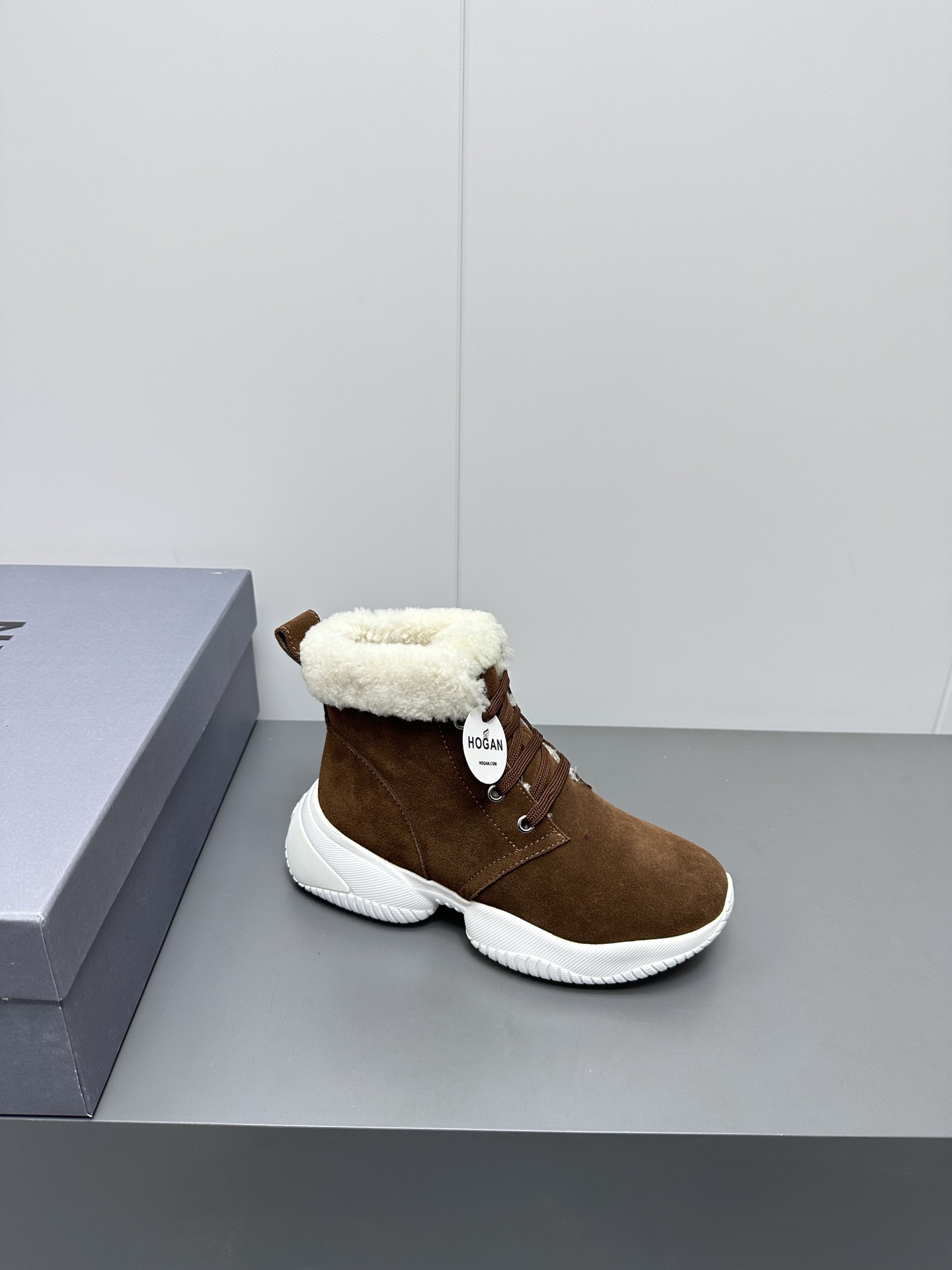 2023 Hogan Combat Winter Boots: Features, Materials, and Sizes - 图片 6