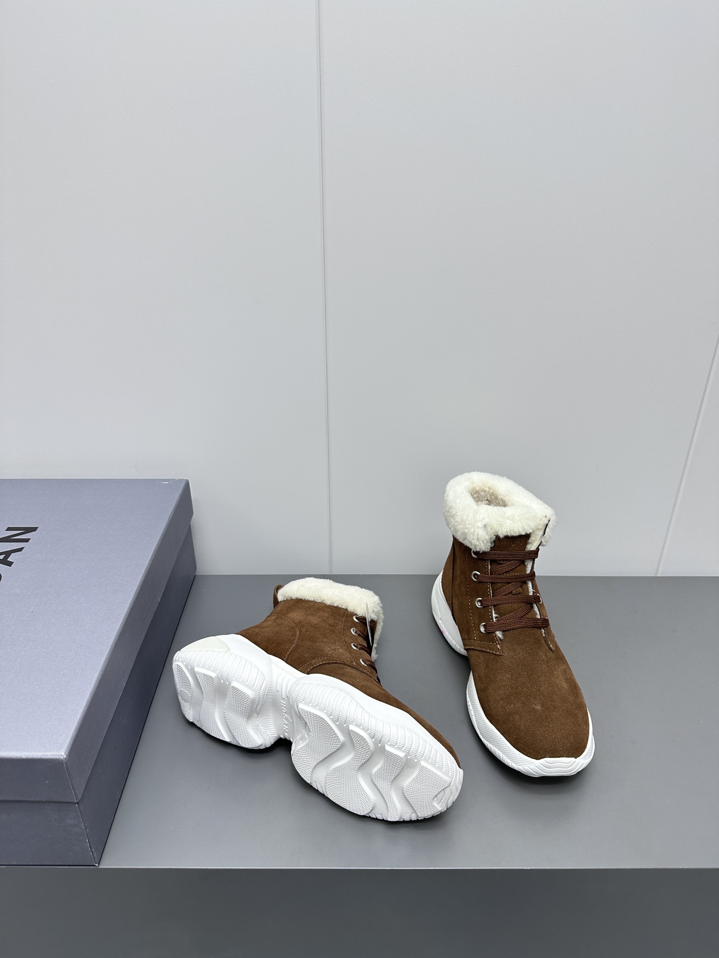 2023 Hogan Combat Winter Boots: Features, Materials, and Sizes - 图片 3