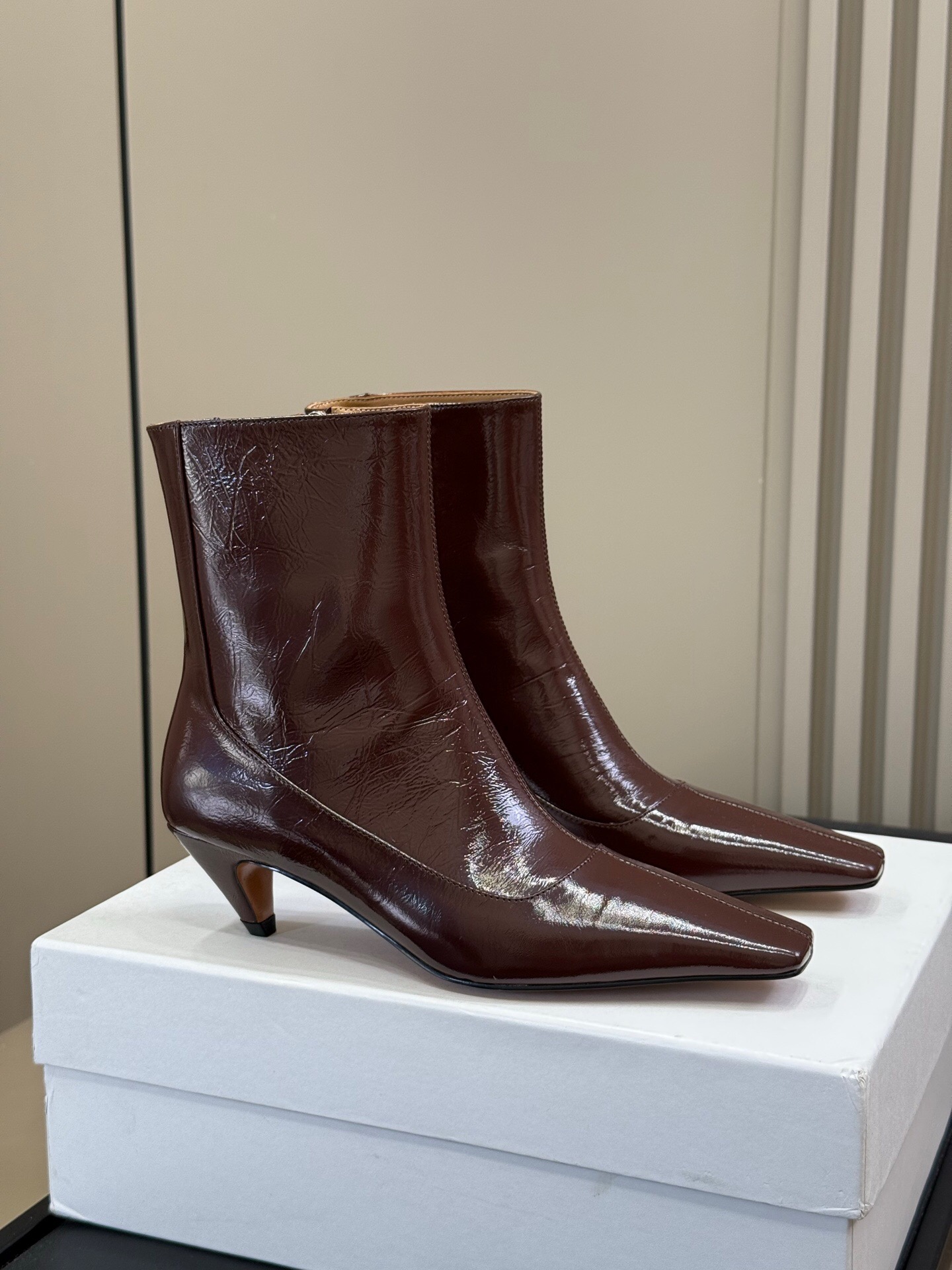 NO:707859,Stellamccartney's new short boots. The small wine glass heel matches the small square toe, which is a perfect match. The height of the kitten heel is very easy to wear and match!  Two materials: shiny cowhide and suede sheepskin!  size 35-41 (40 41 customization is not returnable), boots, cartier, boots, cowhide, sheepskin19860909stellamccartney 短靴新品 小酒杯跟搭配小方头,小调性在线啊 小猫跟的高度,很好穿很好搭！ 亮面牛皮 和反绒羊皮两种材质！ size 35-41（40 41定制不退换）,靴子,cartier,boots,cowhide,sheepskin,Women's Shoes