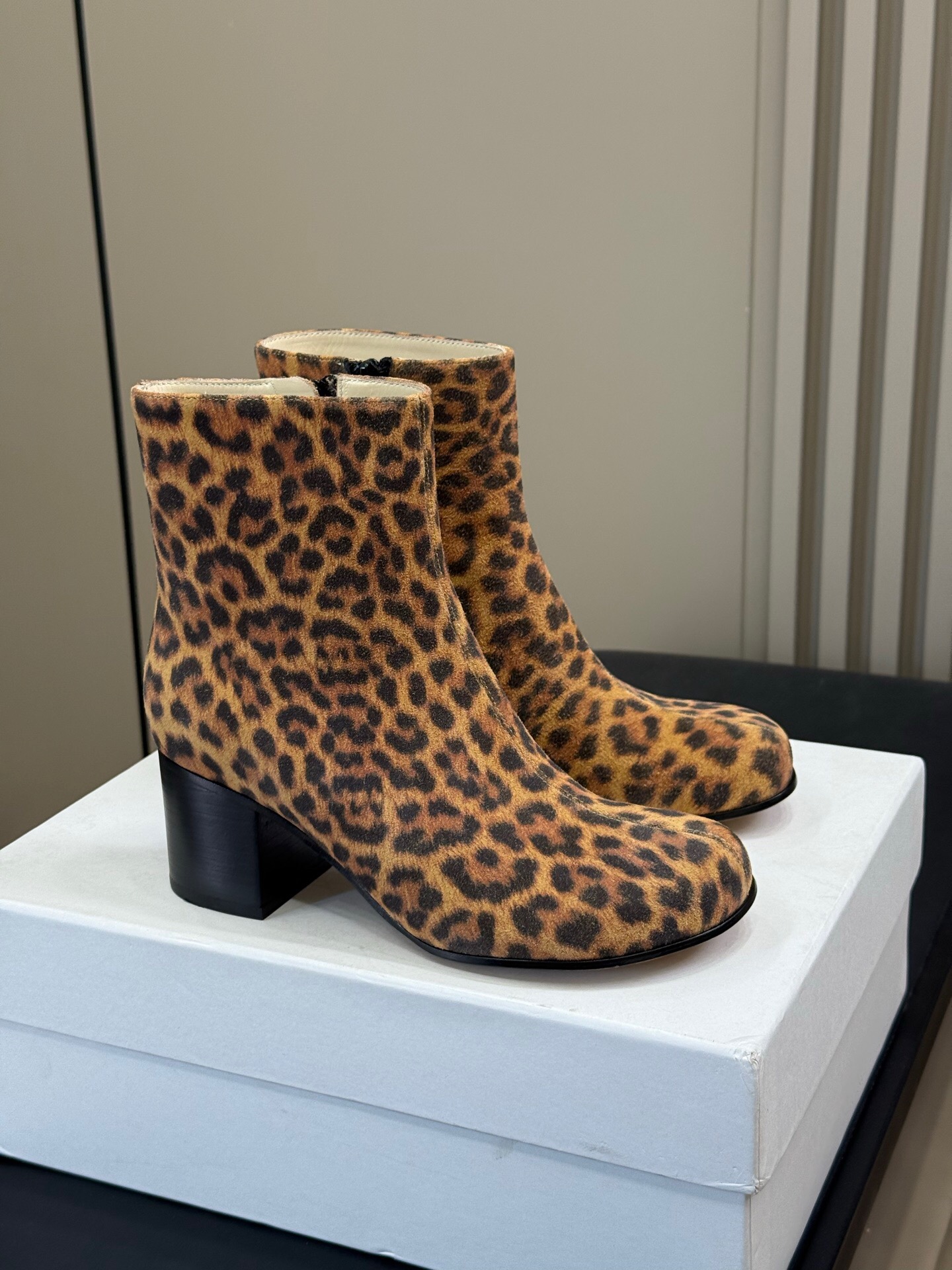 NO:707862,Loewe’s 25 round-toe short boots!  The thick heel and round toe ensure the comfort of wearing it, and also express the design sense of reading Loewe!  Made of calfskin, the leopard print is suede cowhide print!  Sheepskin lining, soles imported from Italy!  size 35-41 (40 41 customization is not returnable), boots, loewe, boots, cowhide, sheepskin19860909罗意威25款圆头短靴！粗跟配圆头 保证了穿着的舒适度,还书写了读书罗意威气质的设计感！ 小牛皮材质,豹纹的是反绒牛皮印花！羊皮内里,鞋底意大利进口牛皮底！ size 35-41（40 41定制不退换）,靴子,loewe,boots,cowhide,sheepskin,Women's Shoes