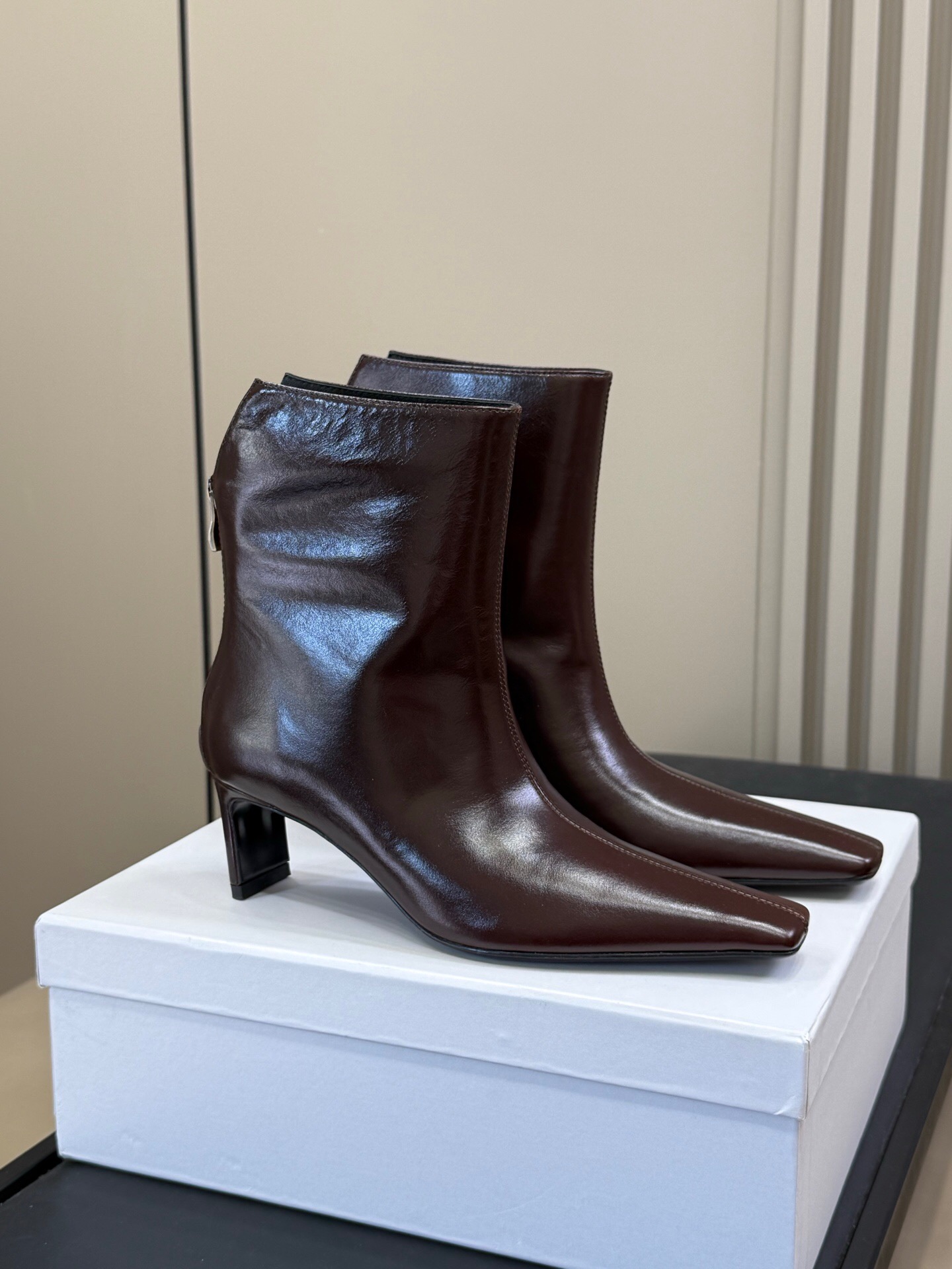 NO:707866,Khaite 25 new autumn and winter pointed toe short boots. The small thick heels are matched with a toe, which is elegant and easy to wear. The boot opening has a slightly beveled design, which is novel and not monotonous!  Good-looking and easy to wear, love it. Back zipper design, easy to put on and take off. Made of calfskin, sole imported from Italy. Size 35-41 (40 and 41 customized, non-returnable), boots, boots, cowhide19860909khaite 25秋冬新款尖头短靴 小粗跟搭配件头,气质又好穿 靴口有点斜切设计,新颖不单调！ 好看好看,也很好穿搭,爱了爱 后拉链设计 穿脱方便 小牛皮材质,鞋底意大利进口牛皮底 size 35-41（40 41定制不退换）,靴子,boots,cowhide,Women's Shoes