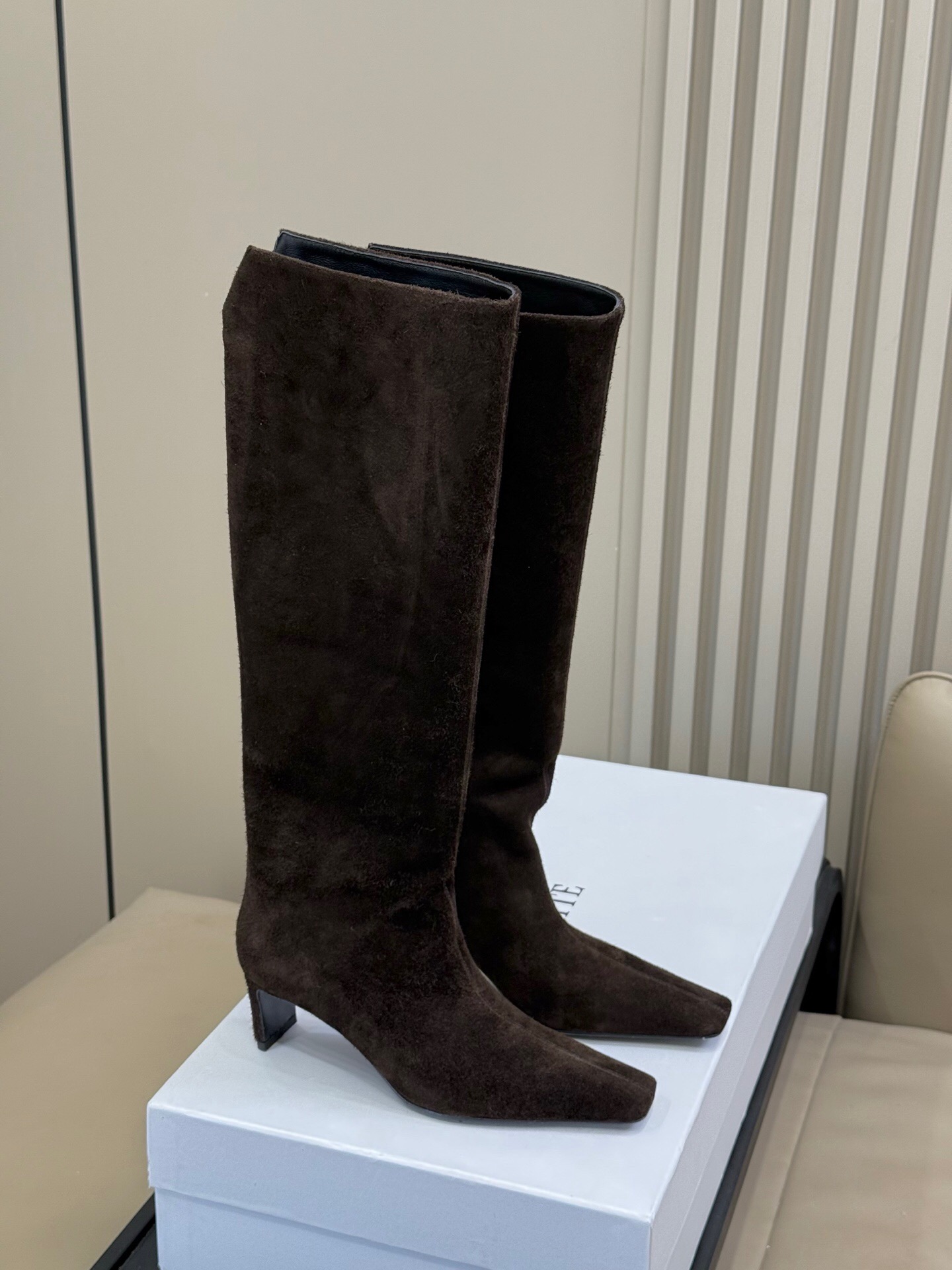 NO:707857,Khaite's 2025 autumn and winter new products are super expensive and slim Kendou supermodel boots. This is a pair of supermodel boots that are quite high-end in terms of leather material and tailoring process. They are very slim when worn on the feet. The slightly straight shoe last restores the feeling of a big brand. High-quality shopping sisters close their eyes and buy it. Siz Goose 35-41 (40 41 customization is not returnable), boots, boots19860909Khaite 2025秋冬新品 超显贵又显瘦的肯豆超模靴 这是一双不管从皮料 还是剪裁工艺上 都相当高定的一款超模靴 上脚穿都是很显瘦的 微直筒的鞋楦就是还原了大牌感 高品质购物姐妹闭眼入 siz鹅35-41（40 41定制不退换）,靴子,boots,Women's Shoes