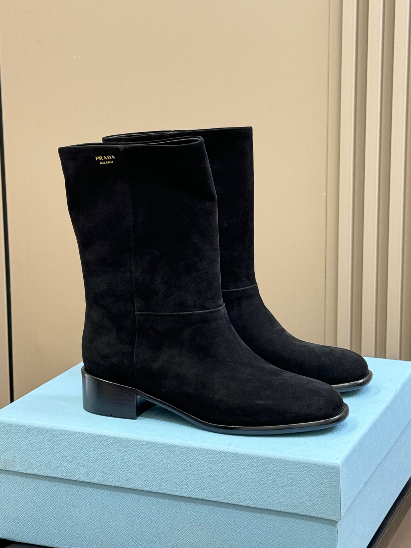 NO:707869,P's 25 new autumn and winter short boots. Suede is perfect for autumn and winter. They are soft and beautiful. The soles are imported from Italy and combined with cowhide and rubber soles. They are easy to wear and durable!  size 35-41,boots,cowhide,chamois leather19860909p家25秋冬短靴新品 麂皮和秋冬完美契合,柔和美丽 鞋底意大利进口牛皮底组合橡胶底,好穿耐穿！ size 35-41,靴子,boots,cowhide,chamois leather,Women's Shoes