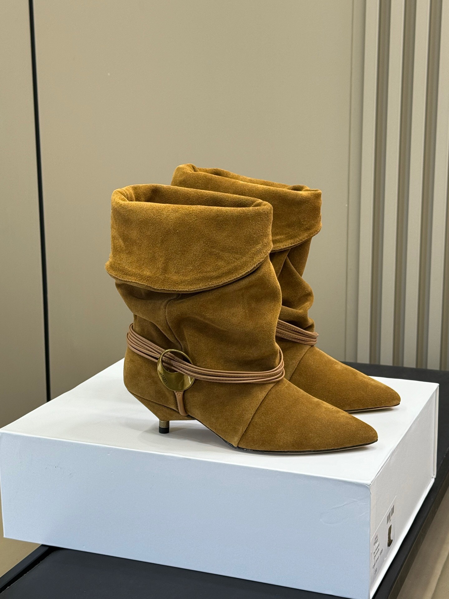 NO:707835,The newly arrived EDRIKA is really awesome #ISABELMARANT #长在我的esthetic #Charmed at first sight #full of details and texture #boot control #full of style Suede upper, sheepskin lining cowhide sole size 35-40, boots, boots, cowhide, sheepskin, chamois leather19860909新到的EDRIKA真绝 #ISABELMARANT #长在我的审美上 #一眼迷住了 #满满的细节和质感 #靴子控 #造型感十足 麂皮鞋面,羊皮内里牛皮底 size 35-40,靴子,boots,cowhide,sheepskin,chamois leather,Women's Shoes
