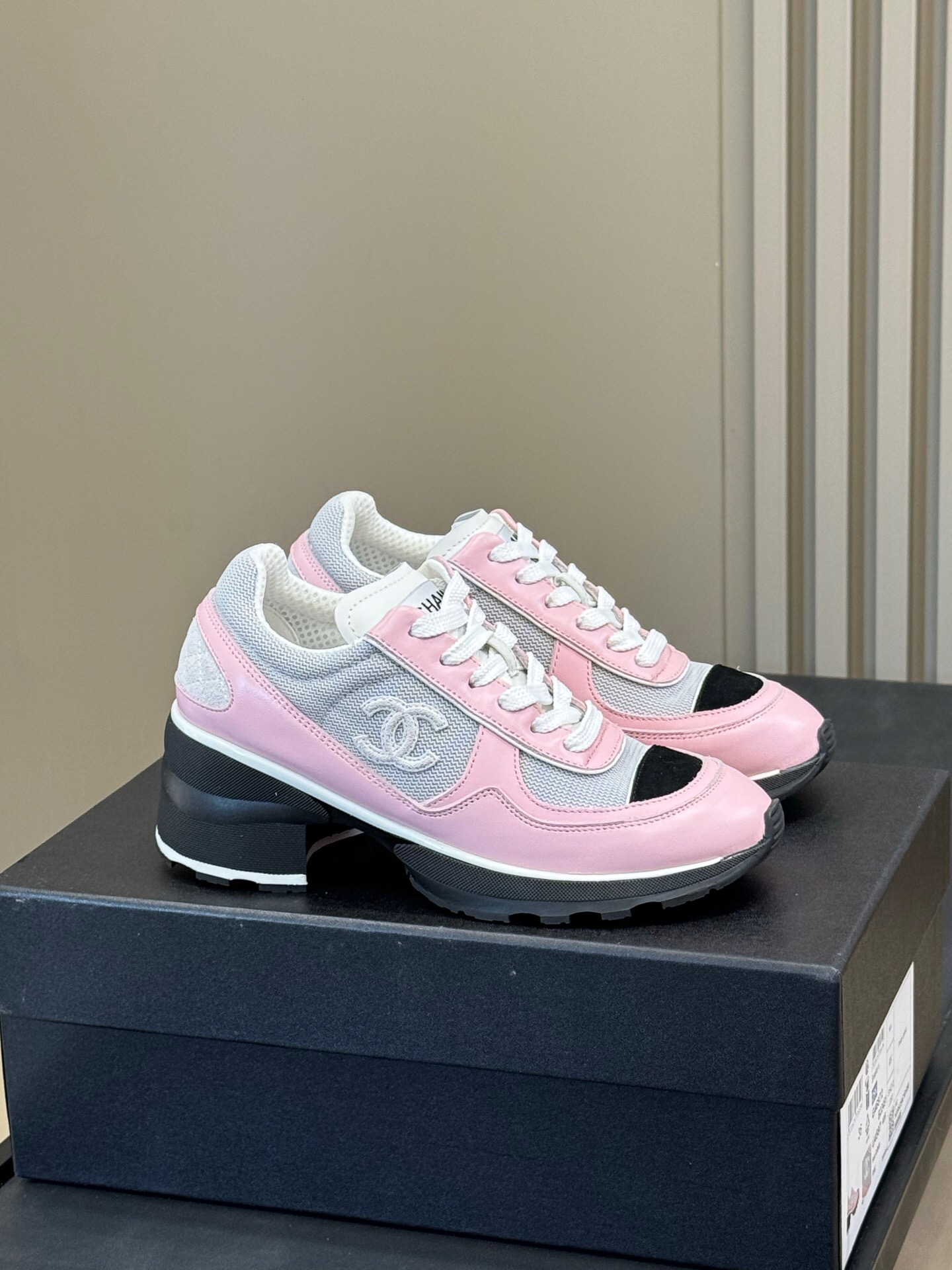 NO:707832,I bought this pair of Chanel 25K high-heeled sneakers and they look really good!  The black one has been sold out for a long time, but the white one I like is available!  The pink color is also good-looking, with a retro beauty. I tried on the pearl ball shoes, and I can say that it is still difficult to control, unless your upper body clothes are particularly fashionable hahaha!  It’s a bit high to walk, but it’s not particularly difficult!  size 35-41, dad shoes, chanel, sneakers19860909Chanel25K高跟运动鞋买到了这波感觉特别好看！ 黑色早就卖断货了,偏偏我喜欢的白色有！ 粉色也好看,有一种复古的美丽. 珍珠球球单鞋上脚试穿了,怎么说呢,还是很难驾驭,除非你上身的衣服特别洋气哈哈哈！ 走起来也是有点高度,但是不算特别难走！ size 35-41,老爹鞋,chanel,sneakers,Women's Shoes