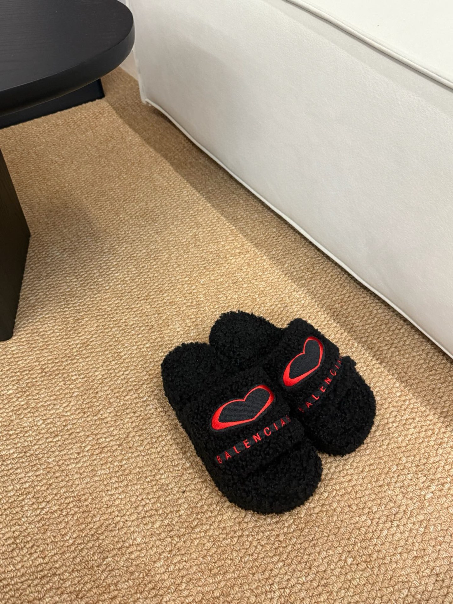 NO:707824,Flat thick sole Balenciag*25s new autumn and winter rolled small wool love slippers. Although the design is very old-fashioned, it still appeals to people's hearts~ The upper is made of lamb wool, and the inherent curling adds a sense of playfulness. The upper is designed in red with a logo and a love mark. The color combination is eye-catching and lively. There are two heel heights to choose from. The thick and warm sheep hides the real height~ It is light and easy to walk on~ It is also very suitable for going out in autumn~  Material: fur, lambswool, outsole, rubber outsole, shoe size 35-39/40, customized, non-returnable, furry shoes, slippers, balenciaga, slippers19860909平底厚底 Balenciag*25s秋冬新款 卷卷小羊毛爱心拖鞋 设计虽然非常老套,但是依旧拿捏人心～鞋面采用羊羔毛制作,与生俱来的自来卷增加俏皮感,鞋面采用红色设计设计logo以及爱心标志,显眼的同时色彩搭配也十分亮眼鲜活,两种跟高可以选择,厚实保暖的羊掩盖真正的高度～上脚轻便好走～秋季外出也十分适配～ 材质皮毛一体羊羔毛 大底橡胶大底 鞋码35-39/40定制不退换,毛毛鞋拖鞋,balenciaga,slippers,Women's Shoes