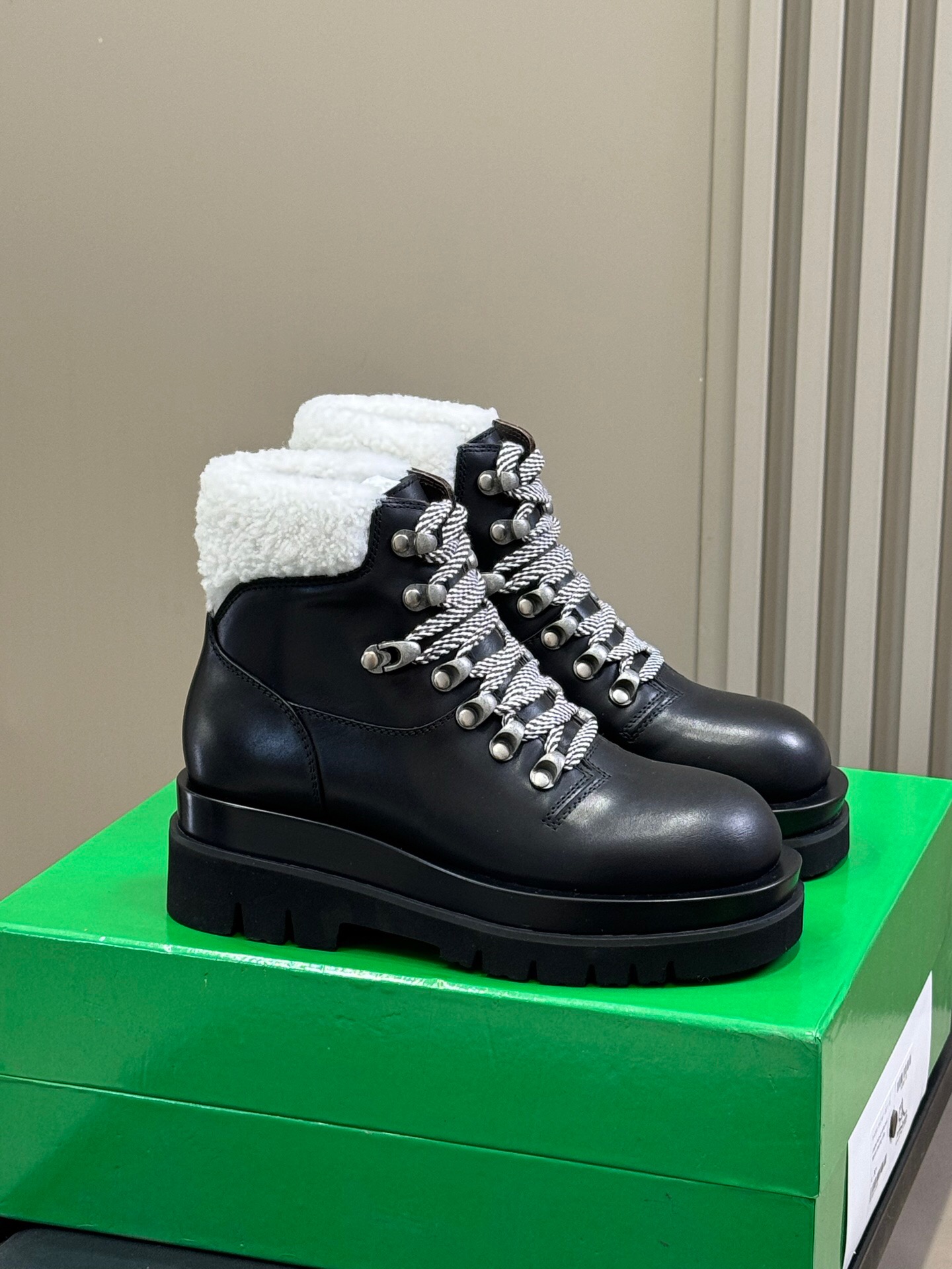 NO:707822,, velvet bottegaveneta 25 new autumn and winter short boots, ultra-exquisite lace-up short boots, suede material is soft and delicate yet full of tension, full of autumn and winter atmosphere!  The fur lining is matched with calfskin, which is a magic weapon to keep out the cold. It looks good and adds height!  size 35-41,boots snow boots,bottega veneta,boots,cowhide,chamois leather19860909,加绒 bottegaveneta 25秋冬短靴新品 超精致的系带短靴,麂皮材质柔和又不乏精致张力,秋冬氛围感拉满！ 毛里搭配的是小牛皮,御寒神器,好看又增高！ size 35-41,靴子雪地靴,bottega veneta,boots,cowhide,chamois leather,Women's Shoes