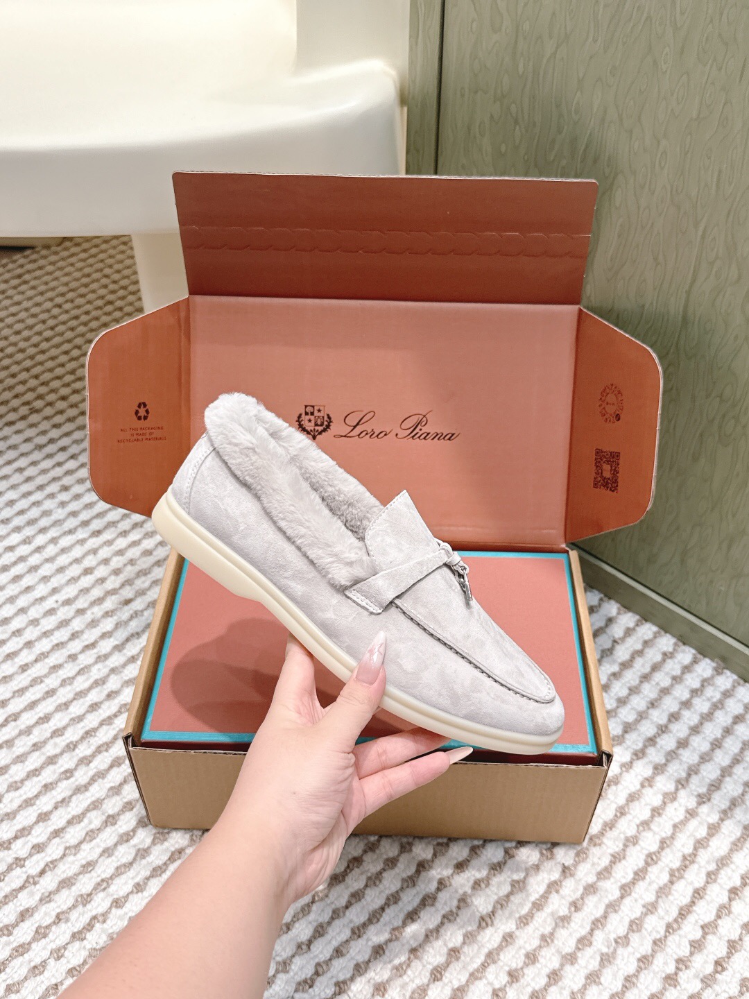 NO:707899,Purchasing level official website synchronization box packaging) LP's latest loafers, single shoes, rabbit fur shoes, Italian high-end brand Loro Piana is Italy's top luxury brand, started with cashmere, from Italy, it pursues quality and craftsmanship, integrating innovative technology and Italian traditional style. This brand has always been very low-key, but it should be considered a dad-level presence in luxury goods.  There are not many LP pendant loafers in mainland China, but the products are very good. Impeccable quality and luxurious materials are the pride of the Loro Piana brand, and these suede leather shoes happen to combine the two, which is impressive ~ After you buy their shoes, many brands of shoes will not want to wear them. This is the evaluation of people who have worn these shoes. Wearing them for a day will not tire your feet and will not chafe your feet. This is because of the strict requirements on the materials, so you can have such a beautiful feeling.  The fabric is high mercerized, soft and textured suede, with card rabbit fur lining, foot pads, card rabbit fur, and the outsole is all light-colored rubber outsole, Size 35-40, loafers, loro piana, loro piana, loafers, chamois leather19860909代购级别官网同步盒包装） LP最新款乐福鞋单鞋鞋卡兔毛毛鞋 意大利高级品牌Loro Piana 是意大利顶级奢侈品牌,以羊绒起家, 来自意大利的它追求质量和手工,融创新技术与意大利传统风格为一体.这个牌子一直很低调,但是在奢侈品里应该也算是爸爸级的存在. Lp吊坠乐福鞋的鞋子一共在大陆也没开几家,但东西却非常好.无可挑剔的品质和奢华的材质是Loro Piana品牌的骄傲,而这款绒面革单鞋恰好集两者于一身,令人印象深刻～当你买过它家的鞋子后,很多牌子的鞋子都不想穿了,这是穿过这款鞋的人对其的评价,穿一天不会累脚也不会磨脚,这就是对材质的要求苛刻,才会有这般美好的感觉. 面料高丝光柔软有质感的麂皮 内里卡兔毛,垫脚,卡兔毛 大底全浅色橡胶大底, Size 35-40,乐福鞋毛毛鞋,loro piana,loro piana,loafers,chamois leather,Women's Shoes