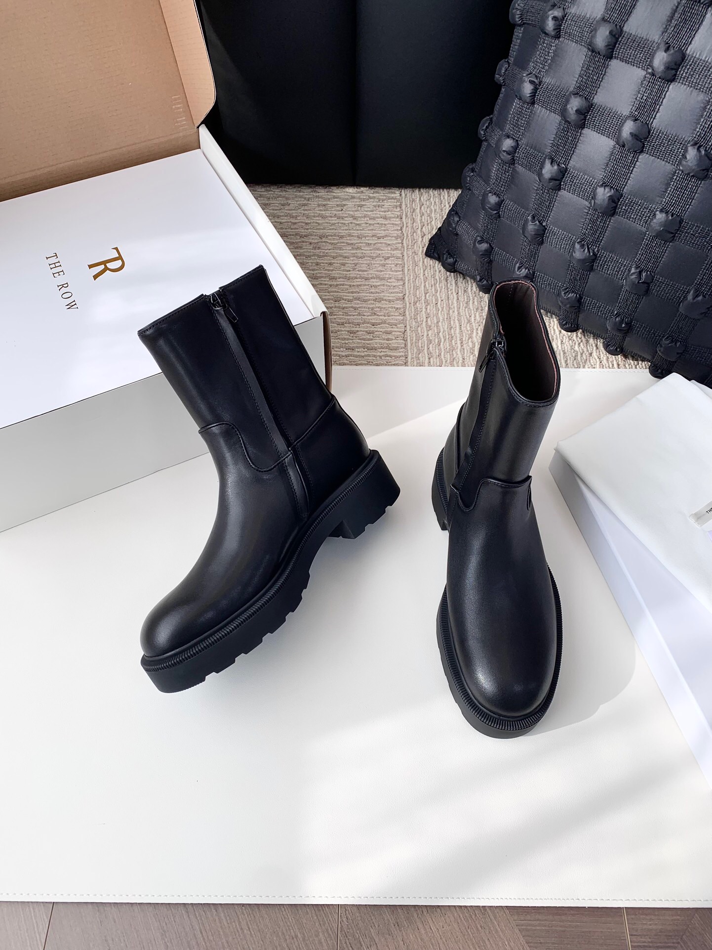 NO:707891,The row's latest simple medieval short boots... Purchasing quality, very simple and versatile, a pair of handsome mid-century style short boots, a must-have for your own use!  1:1 review of original materials, upper layer of calfskin ~ inner lining of all cowhide, fine stitching, good goods, see details, real shots, standard size 35-40, boots, boots, cowhide19860909The row最新简约中古短靴… 代购品质 非常简约百搭的一款中古风帅气短靴,自留必备！原版材料1:1复核,鞋面头层小牛皮～内里垫脚全牛皮,精细车线好货看细节实拍,标准码35-40,靴子,boots,cowhide,Women's Shoes