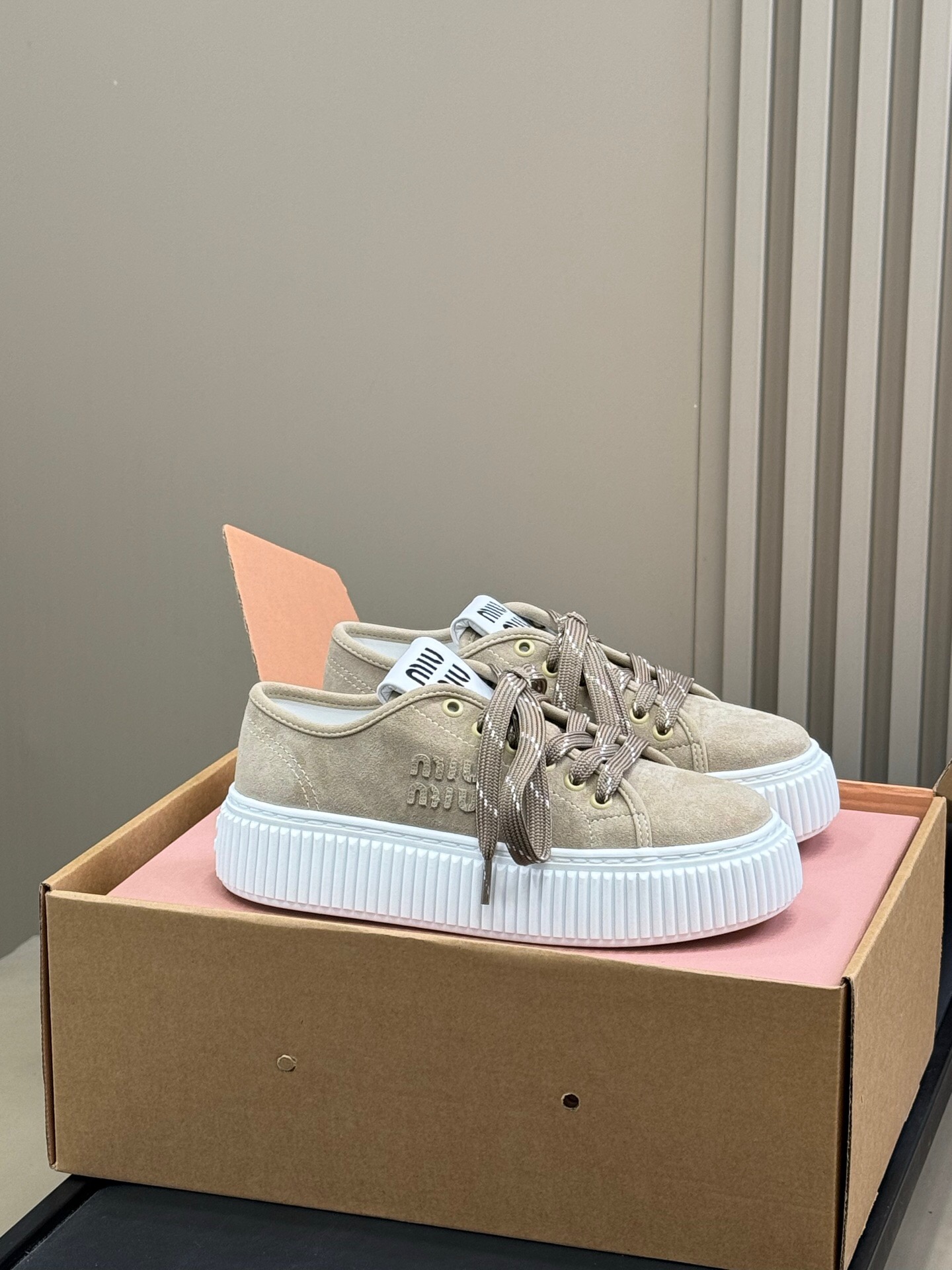 NO:707886,P leather Maoli MiuMiu's new furry style, I really love it. MiuMiu's new series. The modern shape creates an elegant style and is a furry that will make your heart beat. The warm lamb wool is so gentle. size 35-41, casual shoes/sports shoes, miumiu, sneakers19860909P皮里毛里 MiuMiu的新款毛茸茸真的爱了 MiuMiu全新系列 摩登造型塑造优雅格调是会怦然心动的毛茸茸 暖暖的羊羔毛太温柔了 size 35-41,休闲鞋/运动鞋,miumiu,sneakers,Women's Shoes