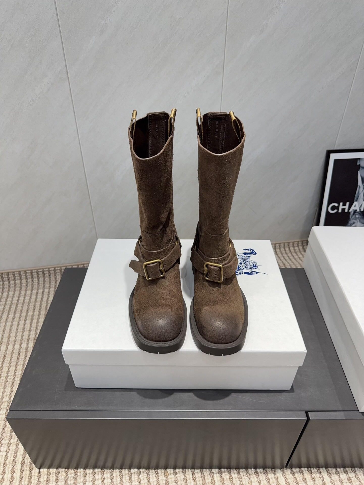 NO:707821,B*URBERRY 2025vs latest autumn and winter catwalk popular boots series... [Round-toe high boots] The top version of B*URBERRY autumn and winter limited catwalk high boots!  One of the most worth-buying boots this year!  The same style of Yi Mengling has been worn by many Internet celebrities. B*URBERRY is really cool this autumn and winter. It is a limited edition for autumn and winter. It is very difficult to buy in the counter. It looks very hard, but it is actually very soft and easy to wear!  The feet feel great!  The boots are wide, no matter whether your legs are thick or thin, you can wear them with a loose feeling and make your legs look very straight!  !  Full of punk style!  Upper: Original customized high-mercerized cowhide Lining: Original customized sheepskin Foot pads: Original customized sheepskin Outsole: Original molded TPU molded sole Heel height: 3cm Size: 35-40 Packaging: Original full set Color: Official website updated simultaneously, boots, boots, sheepskin19860909B*URBERRY 巴*宝莉2025vs秋冬最新走秀爆款靴子系列…… 【圆头一脚蹬高靴】 顶级版本B*URBERRY 秋冬限量走秀款高筒靴！ 今年最值得入手的靴子 没有之一！易梦玲同款超多网红明星上脚 B*URBERRY 今年秋冬确实泰酷辣 秋冬限定款 专柜非常难买 看着很硬的样子 其实非常软巨好穿！脚感超赞！ 靴筒宽大 不管腿粗腿细 都能穿出宽松感而且非常显腿直！！朋克风十足！ 鞋面:原版定制高丝光牛猄 内里:原版定制羊皮 垫脚:原版定制羊皮 大底:原版开模TPU成型底 跟高:3cm 码数:35-40 包装:原版全套包装 颜色:官网同步更新,靴子,boots,sheepskin,Women's Shoes