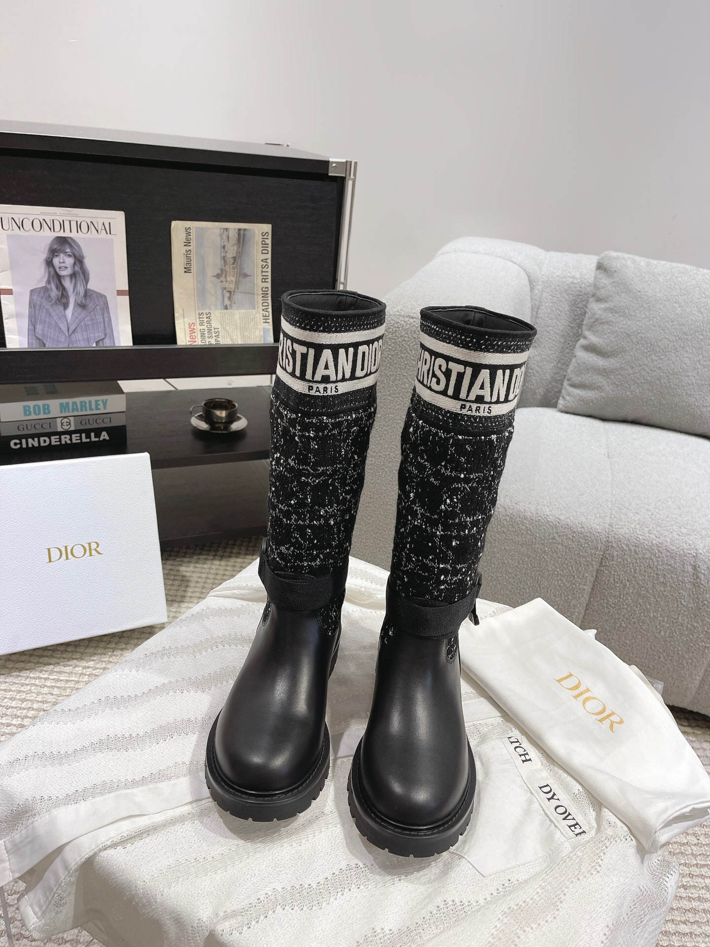 NO:707825,Dior show style workwear mid-calf boots. The upper is made of original cowhide, the original custom-made boot shaft, the lining is made of original imported cowhide, the original molded outsole, the original imported cowhide inlaid with five-pointed stars. After multiple processes, it is made with unparalleled exquisite craftsmanship. Size35-41 (40, 41 custom-made, non-refundable), boots, dior, boots, cowhide19860909Dior 秀款工装中筒靴 鞋面采用原版牛皮,原版定制靴筒,材质内里垫脚原版进口牛皮原版开模大底,意大利进口原版镶五角星经过多重工序 用无可比拟的精湛工艺制作完成 . Size35-41（40,41订做不退换）,靴子,dior,boots,cowhide,Women's Shoes