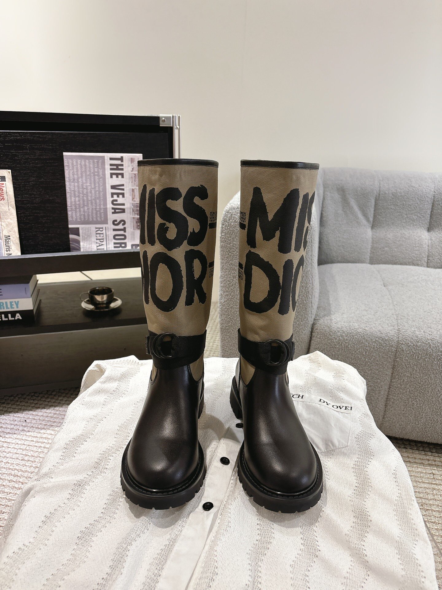 NO:707829,Miss Dior Dior CD autumn and winter boots, the latest color high-definition poster style D-Major electric embroidery color block letters logo, round toe mid-calf graffiti women's boots, knight boots, original embroidery/cowhide fabric, original cowhide lining, open molded soles, size 35-41 (40.41 custom-made, non-refundable), boots, dior, dior, boots, cowhide19860909Miss Dior 迪奥 CD 秋冬长靴 最新色高定海报款D-Major电绣拼色字母logo 圆头中筒涂鸦女靴脚骑士靴 面料原版刺绣/牛皮 内里原版牛里 鞋底开模鞋底 size35-41（40.41定做不退换）,靴子,dior,dior,boots,cowhide,Women's Shoes