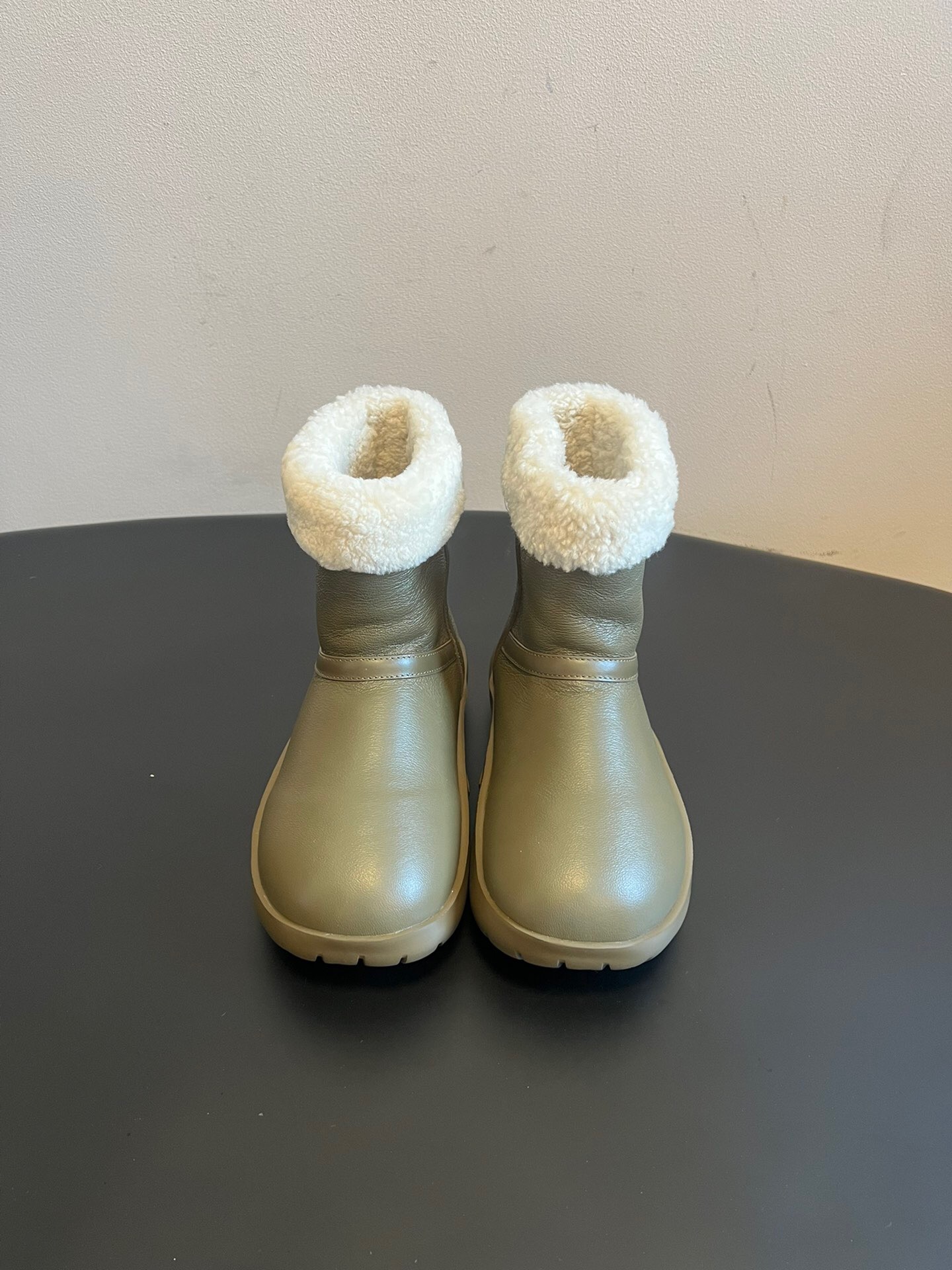 NO:707844,Bottega Venet* Autumn and winter round toe plus fleece short boots, snow boots and fur boots. The boot collar and lining are made of plush material, suitable for low temperature weather. The outer layer is made of leather fabric, which is waterproof and stain-resistant, and easy to clean. The thick-soled design has good cushioning when walking and is easier to wear for a long time. The low-cut style + simple design is suitable for matching pants and skirts, and the color is more everyday.  Can be paired with leggings sweatpants or corduroy pants, loose fit + short boots, comfortable and casual for daily outings. Long knitted skirt, exposed plush edge of the boot opening, gentle and autumn and winter atmosphere. Sheepskin upper, wool lining, original open molded outsole, increased by 3.5cm, size: 35-40, snow boots, bottega veneta, boots, skirts, sheepskin19860909Bottega Venet*秋冬款圆头加绒短靴雪地靴毛毛靴 靴口和内里有毛绒材质,适合低温天气.外层是皮质面料,防水耐脏,容易清洁.厚底设计,走路时缓冲性好,长时间穿也比较轻松.低筒款式+简约设计,搭配裤子、裙子都适配,颜色也比较日常. 可搭配束脚运动裤或灯芯绒裤,宽松版型+短靴,日常出街舒适随性.长款针织裙,露出靴口毛绒边,温柔又有秋冬氛围. 鞋面羊皮 内里羊毛 大底原版开模大底 增高3.5cm size :35-40码,雪地靴,bottega veneta,boots,skirts,sheepskin,Women's Shoes