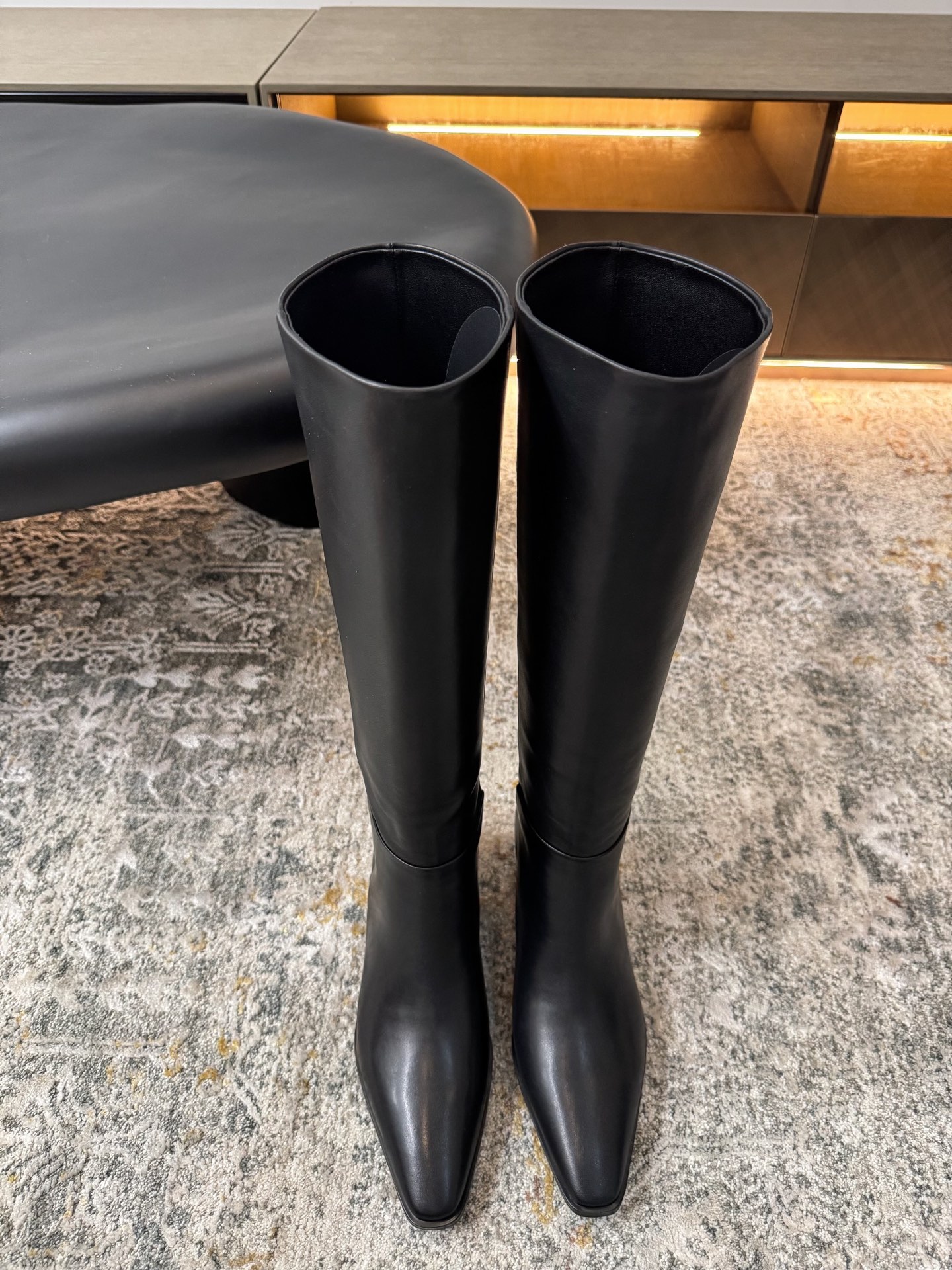 NO:707826,New products for autumn and winter. Fabric: cowhide. Lining: sheepskin. Sole: cowhide. Elegant style. Creates a different feeling. Heel height 4cm. Counter packaging. Simple and elegant style!  Top market size 35-40 (40 customized), boots, cowhide, sheepskin19860909秋冬新品 面料牛皮 内里羊皮 鞋底牛皮 优雅风格 创造不一样的感觉 跟高 4cm 专柜包装 简约气质款式！ 市场顶级  码数35-40（40 定制),靴子,boots,cowhide,sheepskin,Women's Shoes