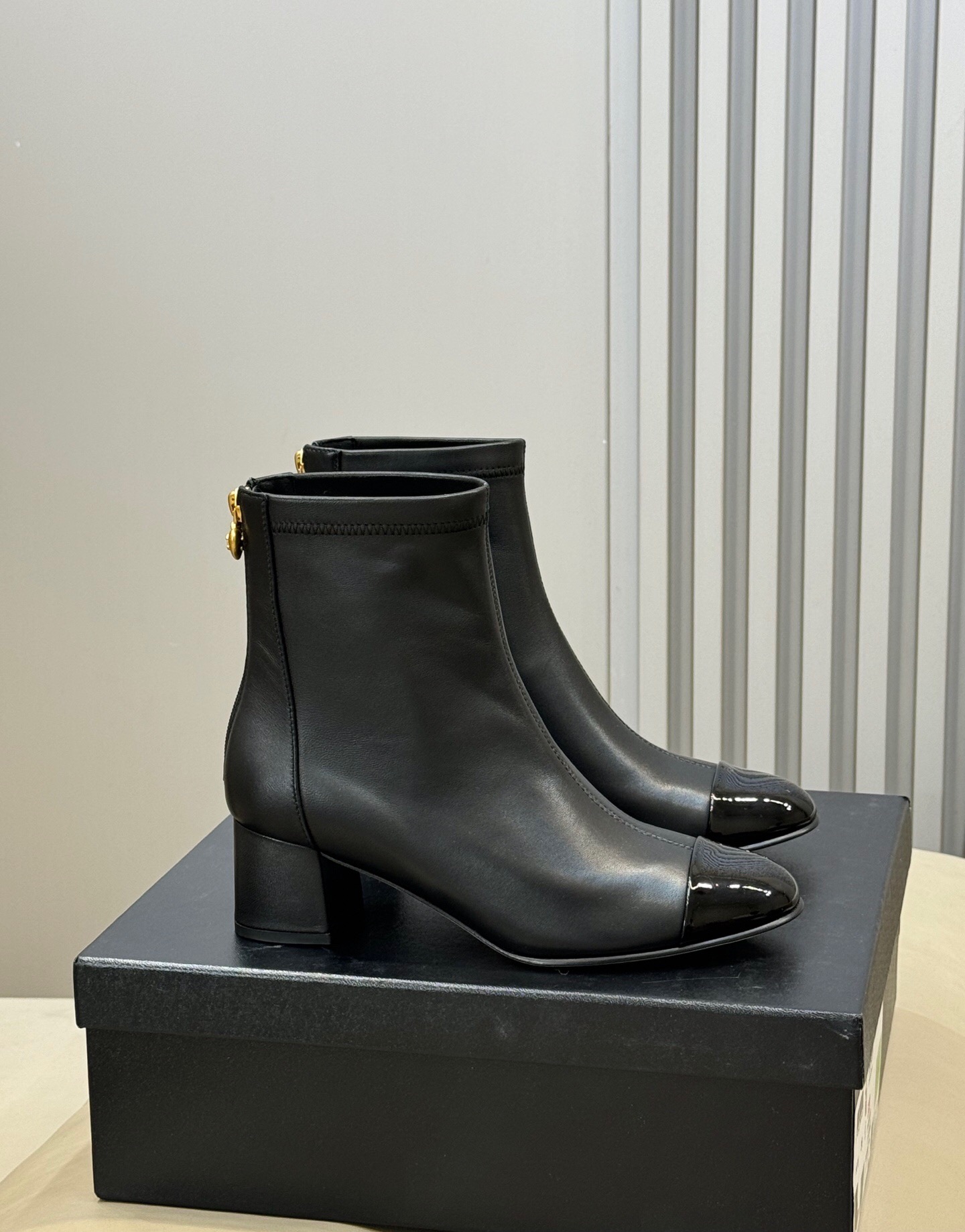 NO:707819,Xiaoxiang's classic two-color boots are soft and comfortable, and feel like wearing socks. The small thick heel makes it easy to walk without getting tired. The cowhide sole imported from Italy must be the most frequently used item in the shoe cabinet. Size 35-41, boots, boots, cowhide, socks19860909小香经典双色靴 柔软舒适,穿袜子的感觉 小粗跟,爆走不累 意大利进口牛皮底 一定是鞋柜里使用率最高的单品 size 35-41,靴子,boots,cowhide,socks,Women's Shoes