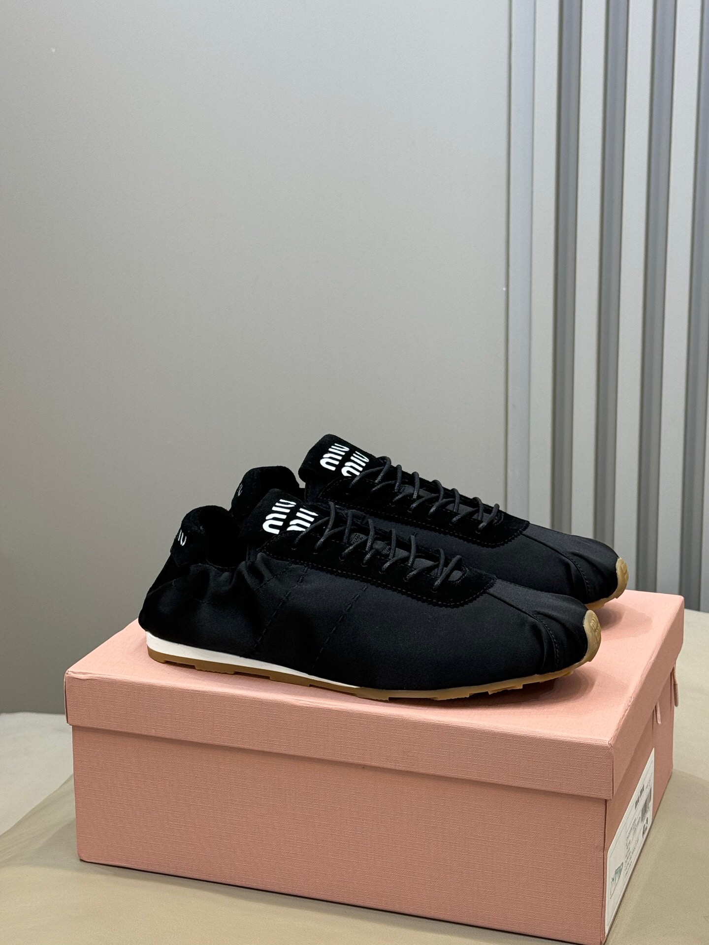 NO:707816,miu 26 spring and summer satin ballet training shoes casual shoes. Leather insole, soft and comfortable for the upper foot. Flat design makes daily walking not tiring. Fashionable online; the key is that the foot feels incomparable and comfortable. High mercerized cow suede silk cloth upper. Sheepskin lining. Rubber outsole size 35-40, ballet shoes, miumiu, sheepskin, real silk19860909miu 26 春夏缎面芭蕾德训鞋休闲鞋 皮革内底,上脚软和舒适,平底设计日常走路也不累.时髦在线；关键脚感无敌舒适哈 高丝光牛反绒真丝布鞋面 羊皮内里 橡胶大底 size 35-40,芭蕾舞鞋,miumiu,sheepskin,real silk,Women's Shoes