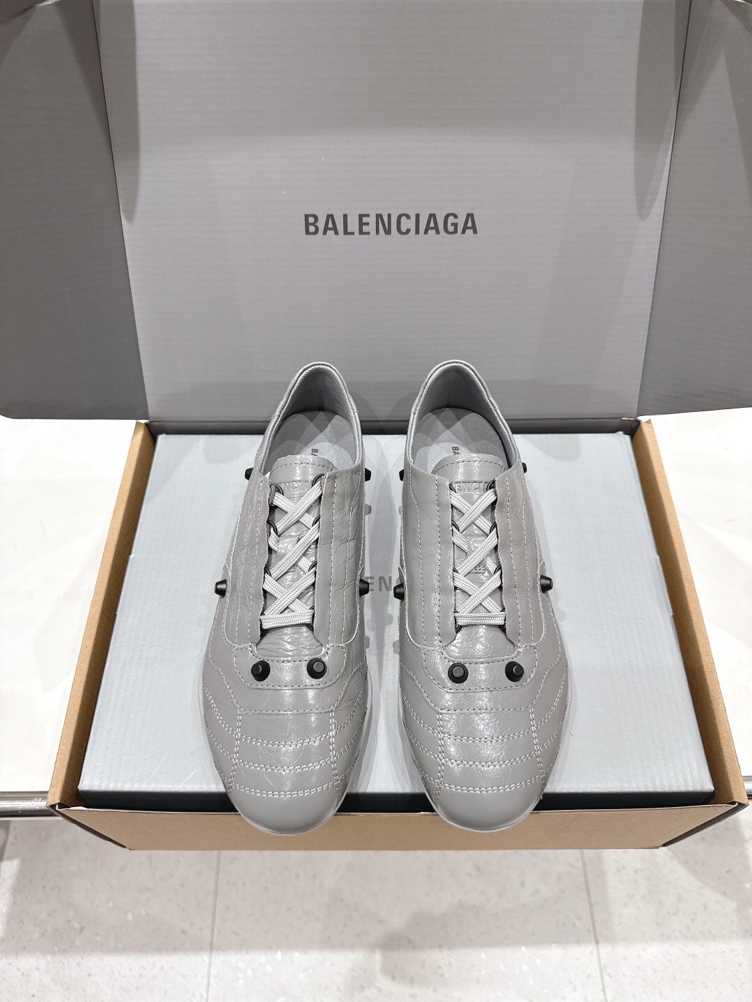 NO:707809,Balenciaga/Balenciaga F028 2026ss early spring new retro-style casual sports shoes moral training shoes are based on retro football shoes and incorporate Balenciaga's iconic 'fashion sports style'. The pointed toe + low-cut silhouette has a retro accent, and at the same time weakens the sense of sportiness through bright colors/special materials, making it more like a fashion item with matching shapes. The upper is made of embossed leather, with a delicate luster and high-end texture; some colors use metallic coating to increase eye-catching.  The shoe body is decorated with rivets and stitching texture, which not only retains the classic elements of football shoes, but also enhances the sense of luxury through exquisite craftsmanship; the laces are the same color as the shoe body, and the overall style is unified. There are rich color options, which can be worn with casual pants/jeans for street style, or with skirts to create a 'sweet and cool contrast'. It is a very popular type of 'fashion sneakers' in recent years. The upper is imported first-layer cowhide, the lining is imported mesh, the outsole is original molded rubber outsole, and the size is increased by 2.5cm  35-40 (40 non-refundable), casual shoes/sports shoes, balenciaga, balenciaga, sneakers, skirts, jeans, cowhide19860909Balenciaga/巴黎世家F028 2026ss早春新款复古风休闲运动鞋德训鞋 以复古足球鞋为原型,融合巴黎世家标志性的“时装运动风”,尖头+低帮轮廓自带复古腔调,同时通过亮色/特殊材质弱化运动感,更像搭配造型的时尚单品.鞋面采用压纹皮革,自带细腻光泽和高级质感；部分颜色用了金属感涂层,增加吸睛度. 鞋身有铆钉装饰+车线纹理,既保留了足球鞋的经典元素,又通过精致工艺提升了奢华感；鞋带与鞋身同色,整体风格统一.色彩选择丰富,既可以搭休闲裤/牛仔裤走街头风,也能配裙装打造“甜酷反差感”,是近年很火的“时装球鞋”类型. 鞋面进口头层牛皮 内里进口网布 大底原版开模橡胶大底 增高2.5cm size 35-40（40不退换）,休闲鞋/运动鞋,balenciaga,balenciaga,sneakers,skirts,jeans,cowhide,Women's Shoes