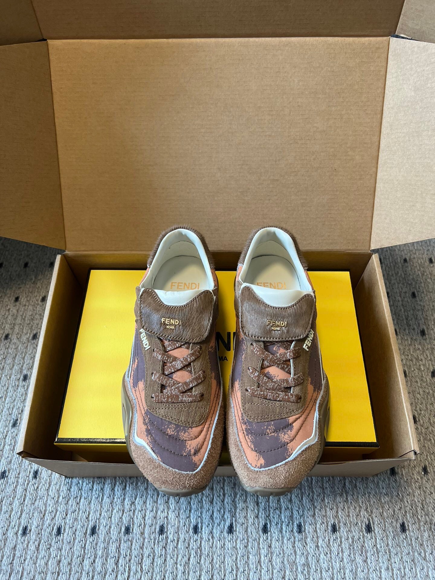 NO:707811,Fend* retro-style round-toe mixed-color flat-soled sports and casual shoes. The upper is made of cow suede + leather splicing, with an old texture. The texture is high-end and unique; the tongue has the FENDI logo, and the brand recognition is hidden in the details. The round toe + Velcro buckle, easy to put on and take off and adapt to different foot types;  The shoe shape is loose, tolerant of wide feet/fat feet, and at the same time visually makes the feet small; the color is low-saturated retro color, with a relaxed 'old money style' tone. The sole is a lightweight rubber sole, soft and elastic, not tiring the feet, suitable for daily commuting or shopping; the style is compatible with retro, casual, light and mature style, and it goes well with jeans, suit pants, and dresses. The upper is cowhide/horse fur, the lining is cowhide, the outsole is TPU, and the size is increased by 3cm.  :35-40 size, casual shoes/sports shoes, fendi, sneakers, skirts, jeans, business suit, cowhide19860909Fend*复古风圆头混色平底运动休闲鞋 鞋面是牛反绒+皮革拼接,自带做旧纹理,质感高级还显独特；鞋舌有FENDI标识,细节处藏着品牌辨识度.圆头+魔术贴搭扣,穿脱方便且适配不同脚型； 鞋型偏宽松,对脚宽/脚胖包容度高,同时视觉显脚小；配色是低饱和复古色系,自带松弛的“老钱风”调性.鞋底是轻质橡胶底,软弹不累脚,日常通勤或者逛街都适配；风格兼容复古、休闲、轻熟风,搭牛仔裤、西装裤、连衣裙都不违和. 鞋面牛京/马毛皮 内里牛皮 大底TPU大底 增高3cm size :35-40码,休闲鞋/运动鞋,fendi,sneakers,skirts,jeans,business suit,cowhide,Women's Shoes