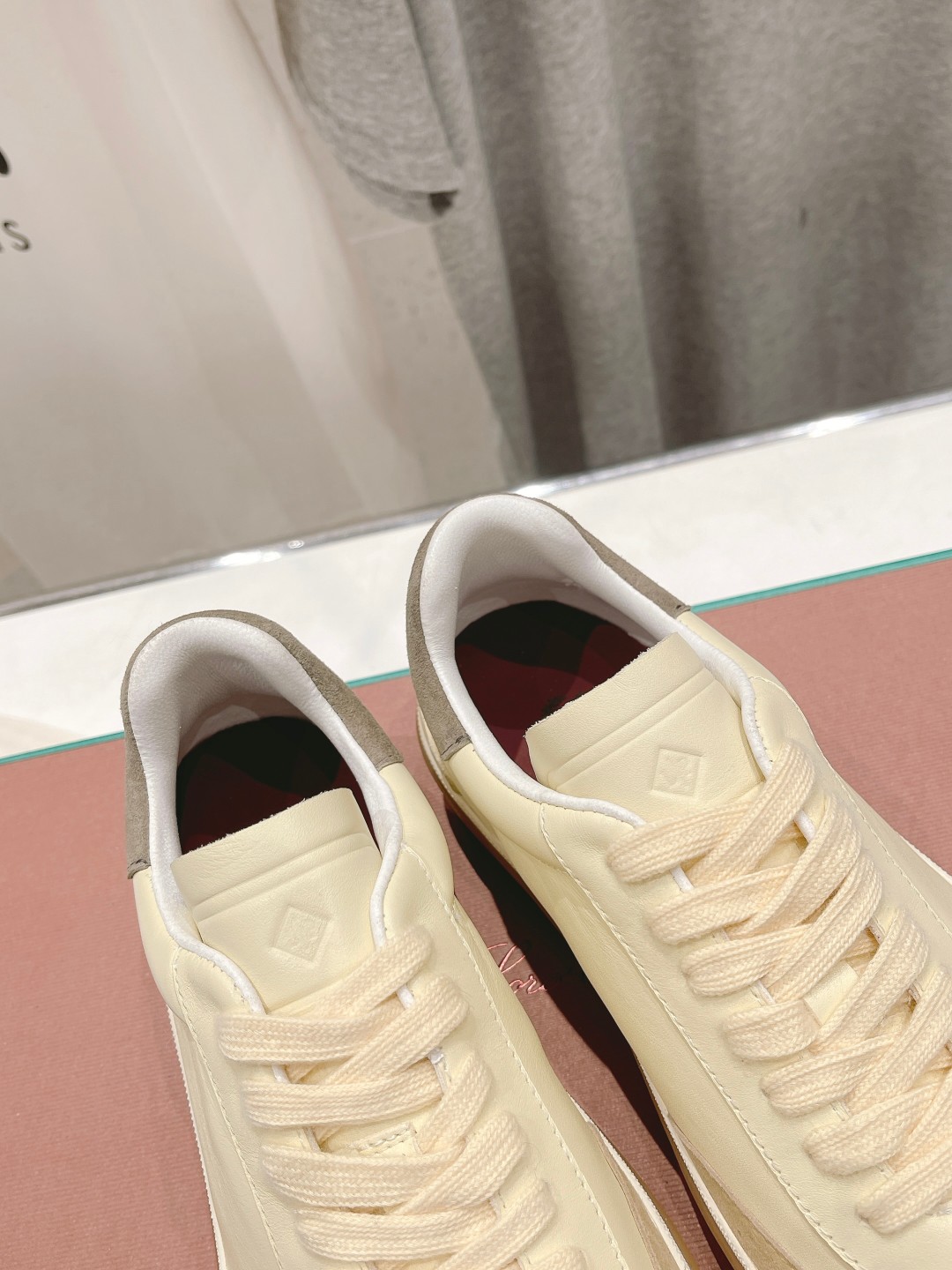 高版本出厂  情侣款
  Lss新品发售Loro Piana(官网同款) 经典系带休闲鞋 
简约时尚，鞋