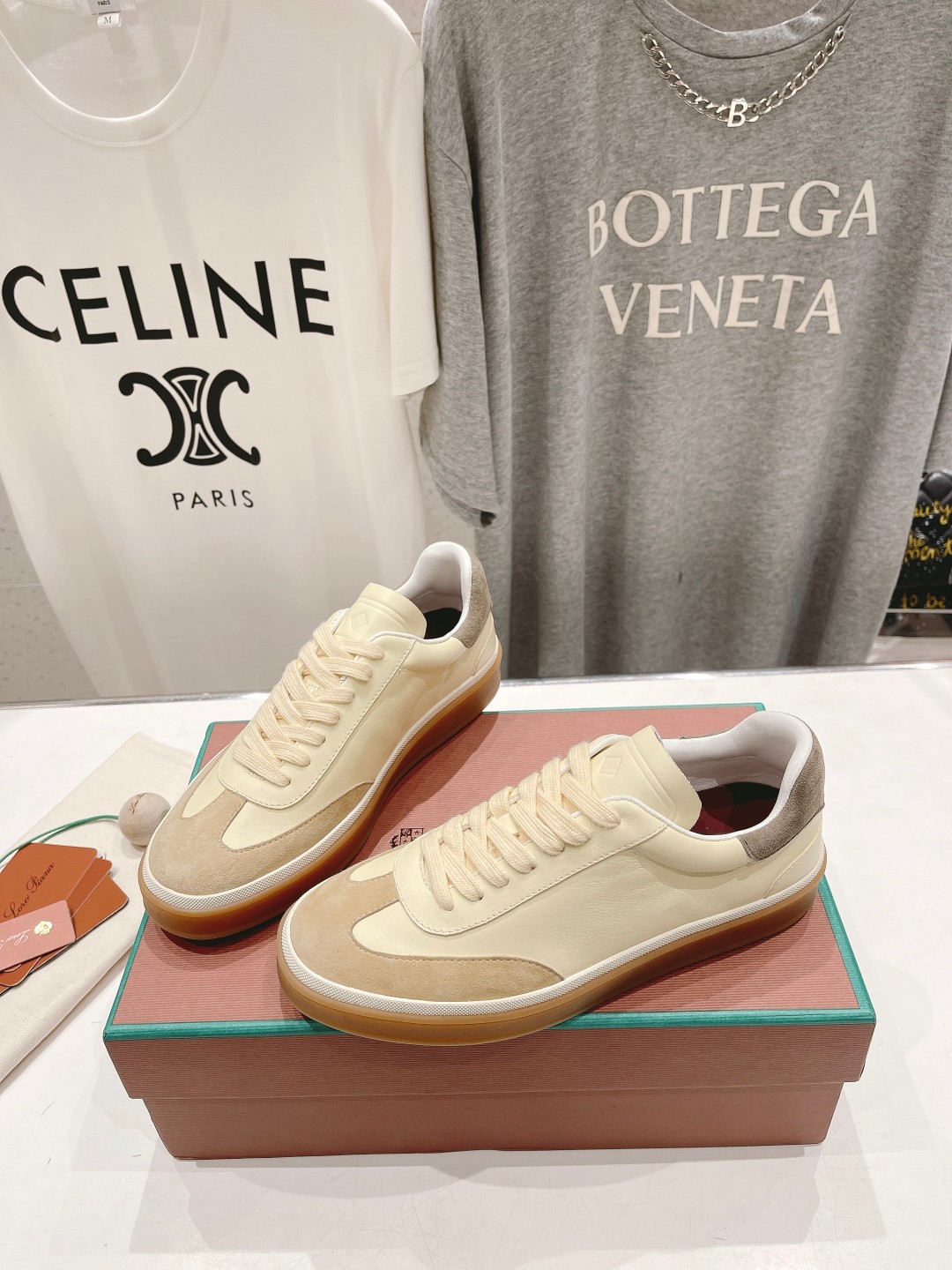 高版本出厂  情侣款
  Lss新品发售Loro Piana(官网同款) 经典系带休闲鞋 
简约时尚，鞋