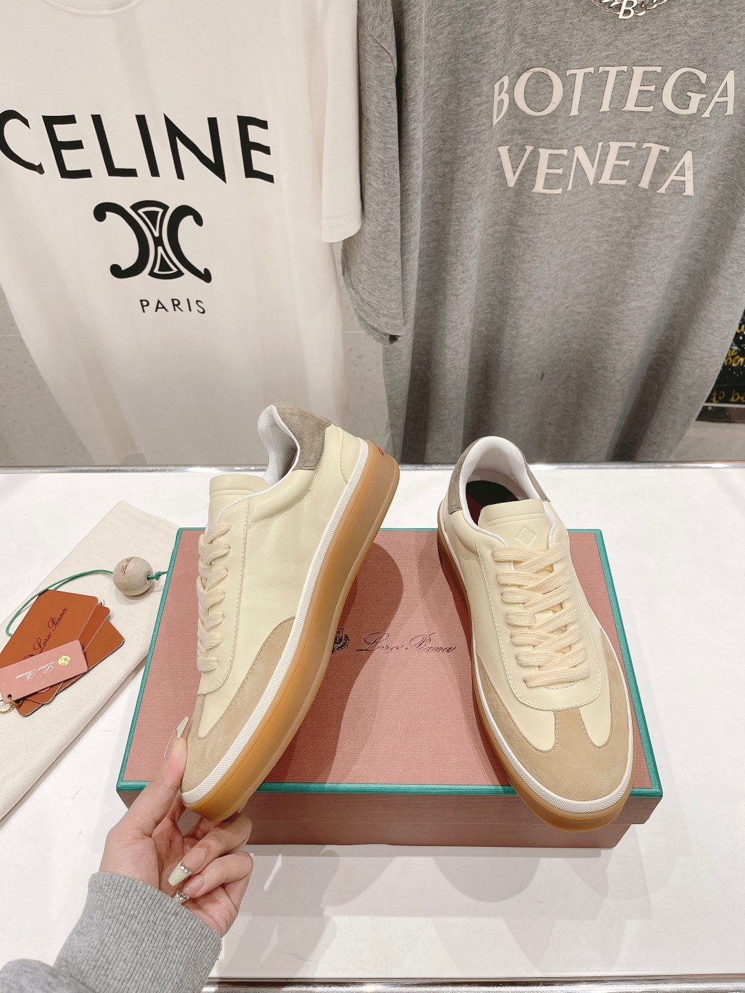 高版本出厂  情侣款
  Lss新品发售Loro Piana(官网同款) 经典系带休闲鞋 
简约时尚，鞋