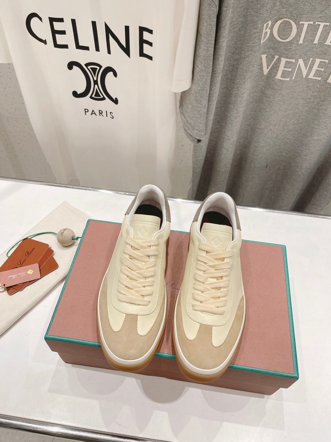 高版本出厂  情侣款
  Lss新品发售Loro Piana(官网同款) 经典系带休闲鞋 
简约时尚，鞋