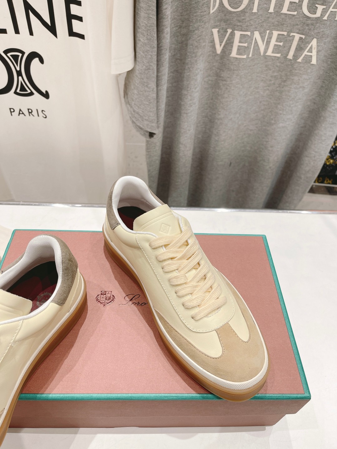 高版本出厂  情侣款
  Lss新品发售Loro Piana(官网同款) 经典系带休闲鞋 
简约时尚，鞋