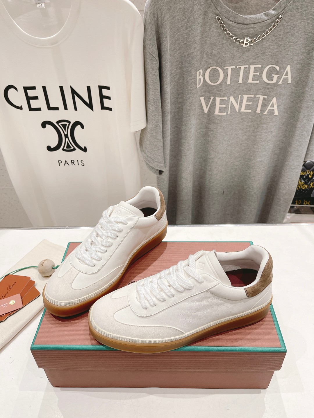高版本出厂  情侣款
  Lss新品发售Loro Piana(官网同款) 经典系带休闲鞋 
简约时尚，鞋
