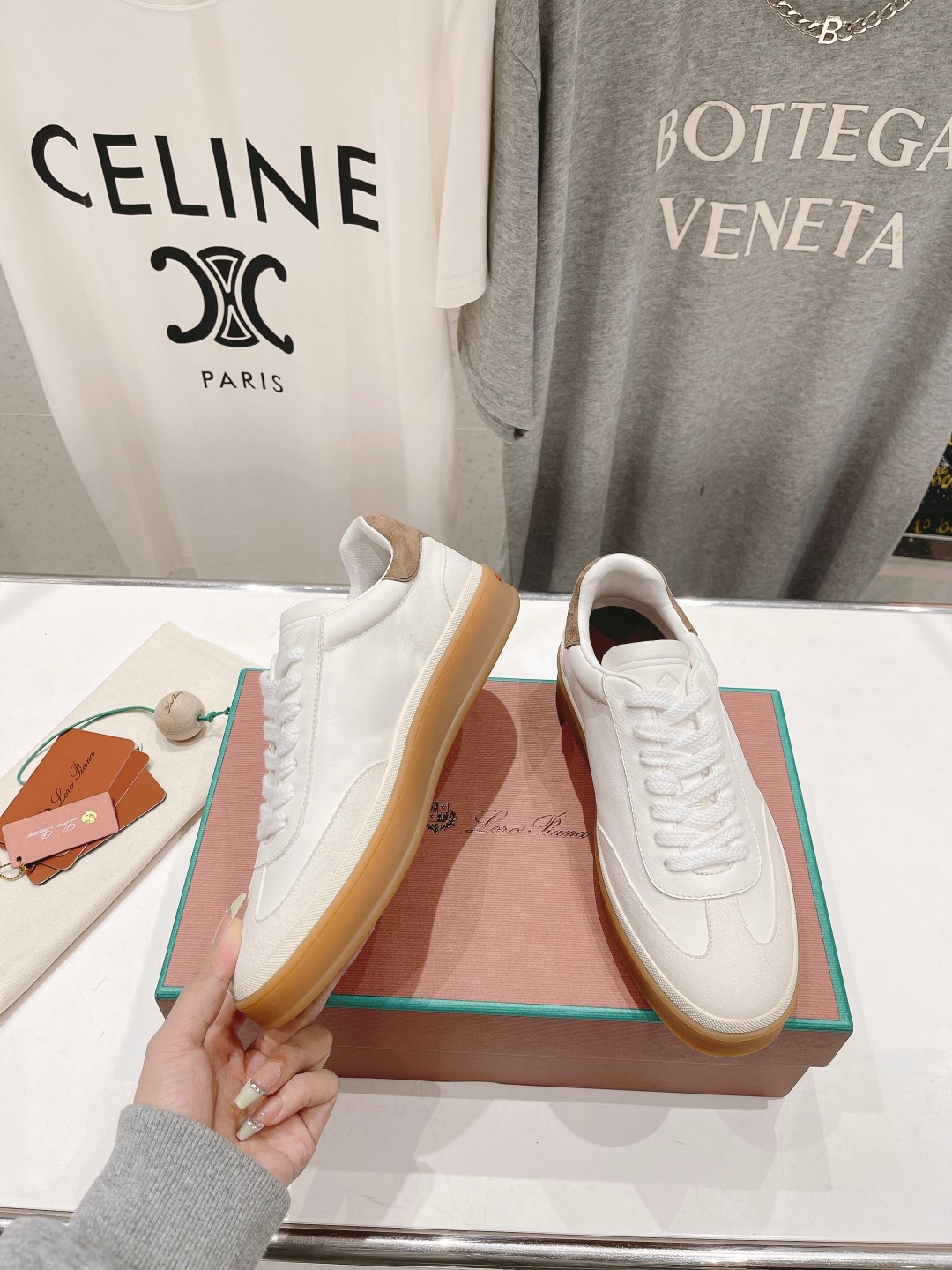 高版本出厂  情侣款
  Lss新品发售Loro Piana(官网同款) 经典系带休闲鞋 
简约时尚，鞋