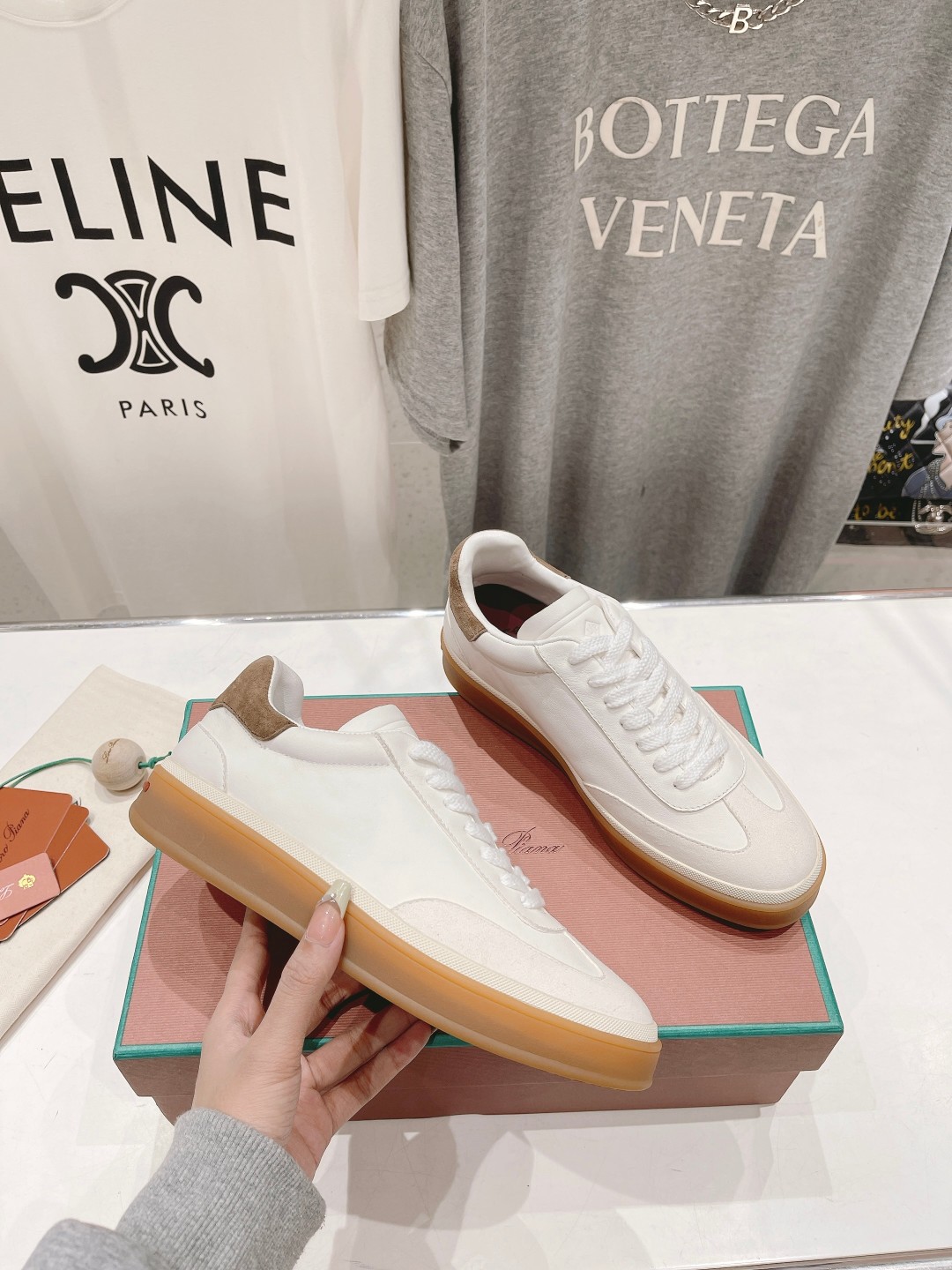 高版本出厂  情侣款
  Lss新品发售Loro Piana(官网同款) 经典系带休闲鞋 
简约时尚，鞋