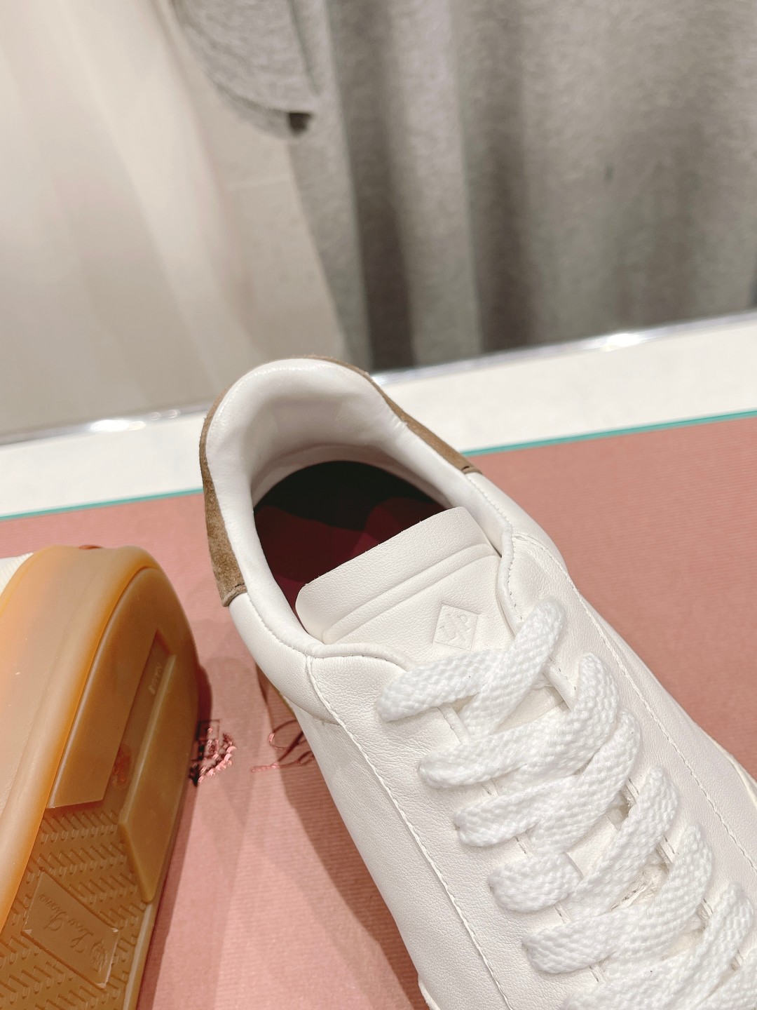 高版本出厂  情侣款
  Lss新品发售Loro Piana(官网同款) 经典系带休闲鞋 
简约时尚，鞋