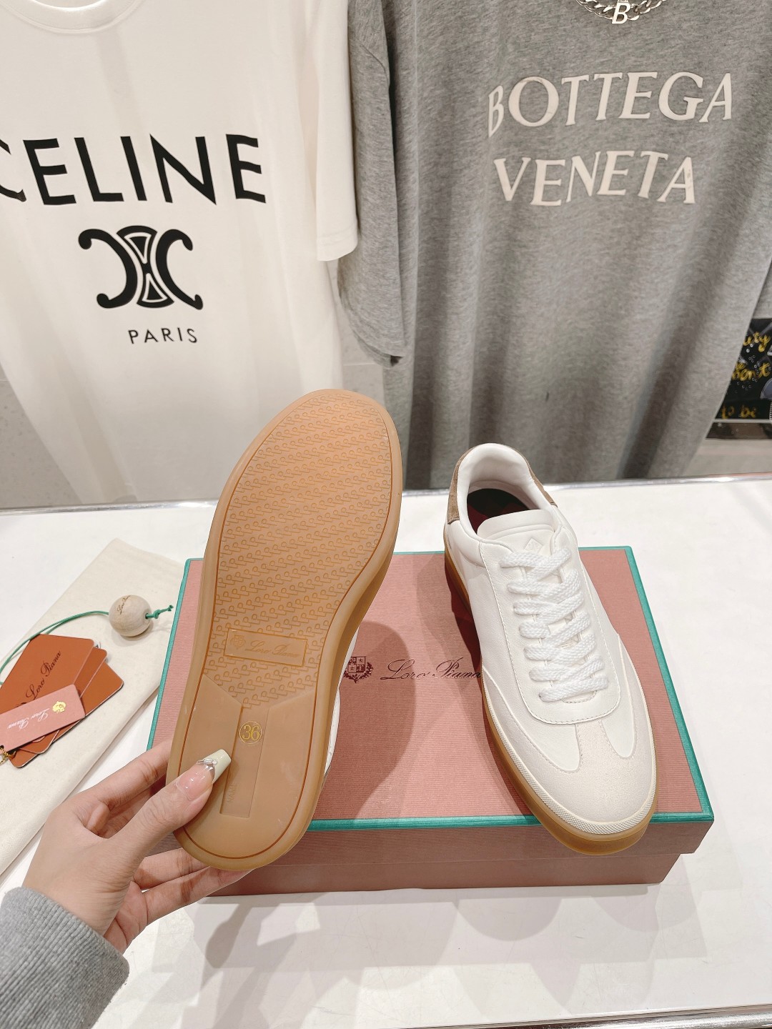 高版本出厂  情侣款
  Lss新品发售Loro Piana(官网同款) 经典系带休闲鞋 
简约时尚，鞋