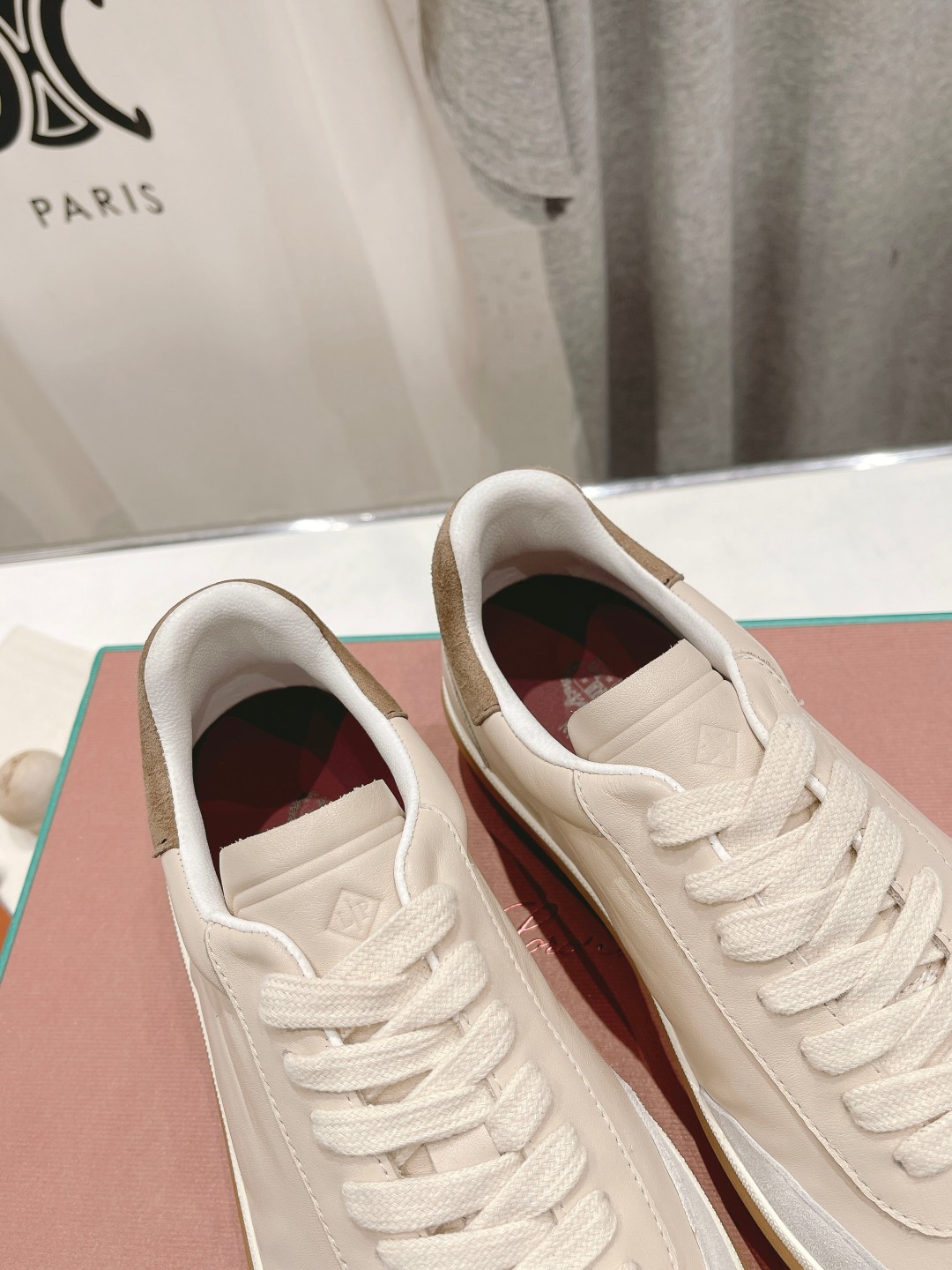 高版本出厂  情侣款
  Lss新品发售Loro Piana(官网同款) 经典系带休闲鞋 
简约时尚，鞋