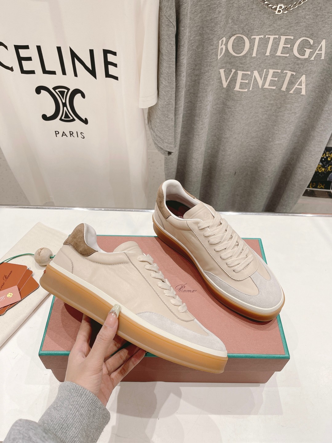 高版本出厂  情侣款
  Lss新品发售Loro Piana(官网同款) 经典系带休闲鞋 
简约时尚，鞋