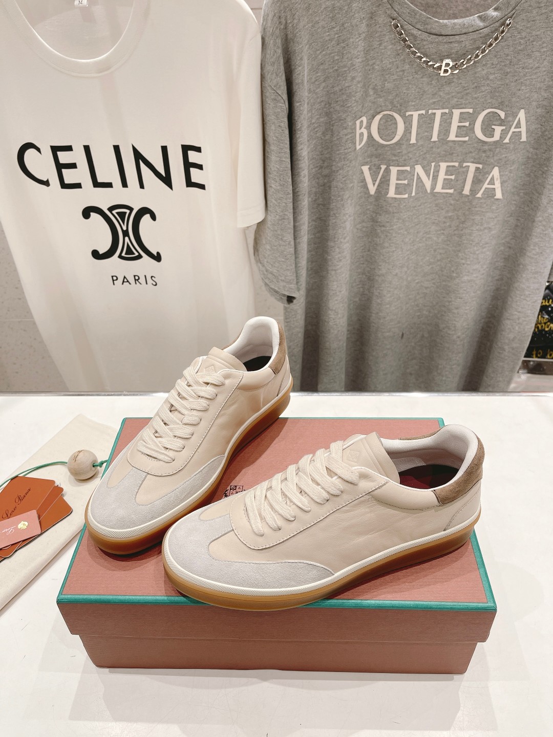 高版本出厂  情侣款
  Lss新品发售Loro Piana(官网同款) 经典系带休闲鞋 
简约时尚，鞋