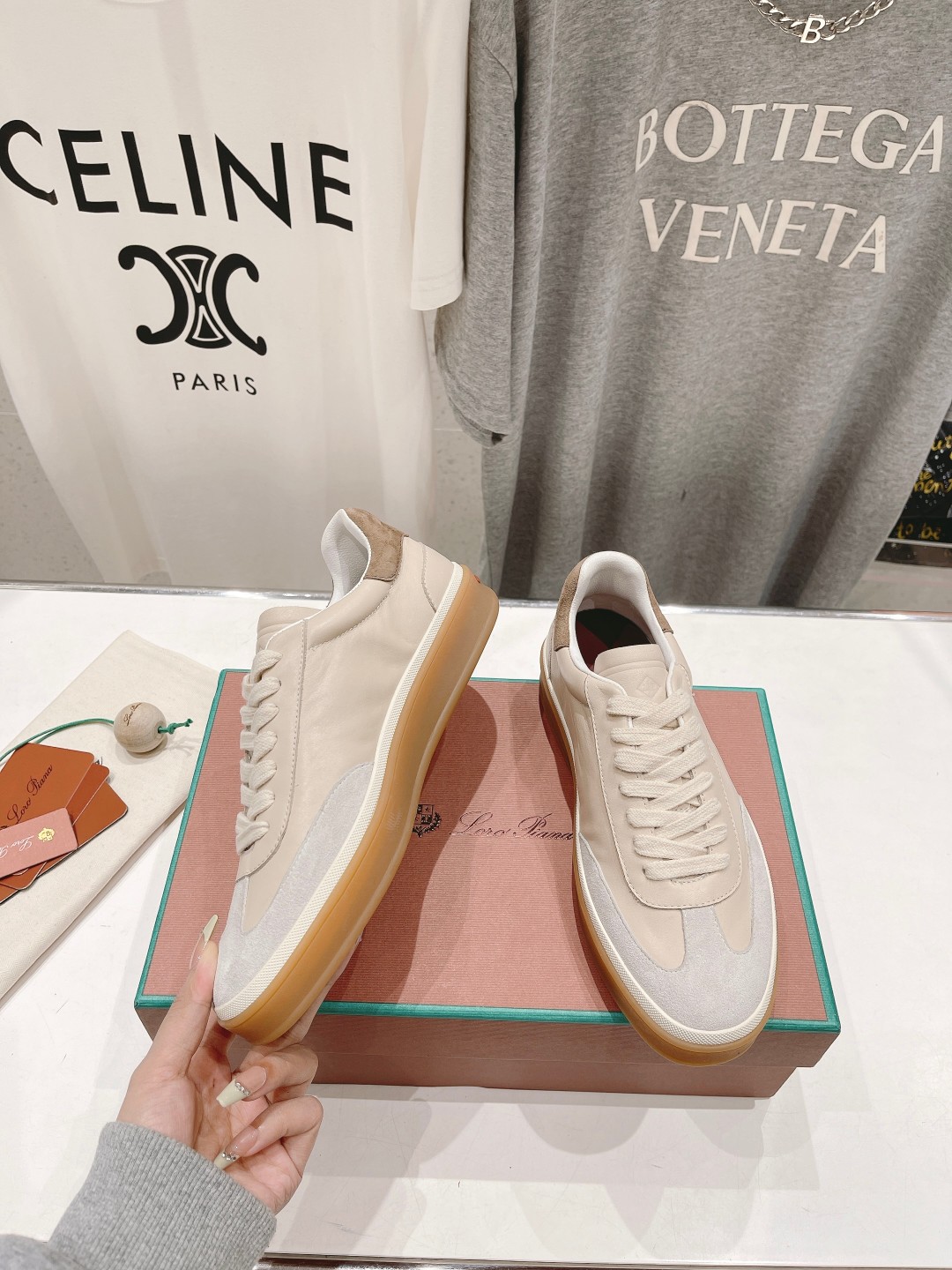 高版本出厂  情侣款
  Lss新品发售Loro Piana(官网同款) 经典系带休闲鞋 
简约时尚，鞋