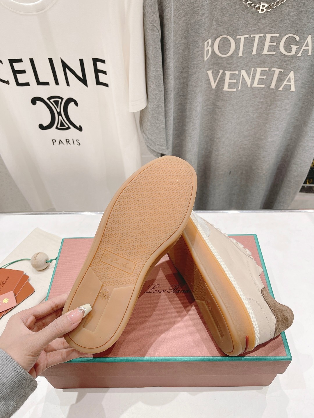 高版本出厂  情侣款
  Lss新品发售Loro Piana(官网同款) 经典系带休闲鞋 
简约时尚，鞋