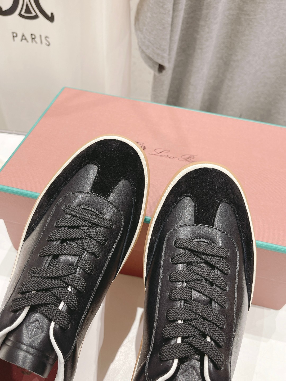 高版本出厂  情侣款
  Lss新品发售Loro Piana(官网同款) 经典系带休闲鞋 
简约时尚，鞋